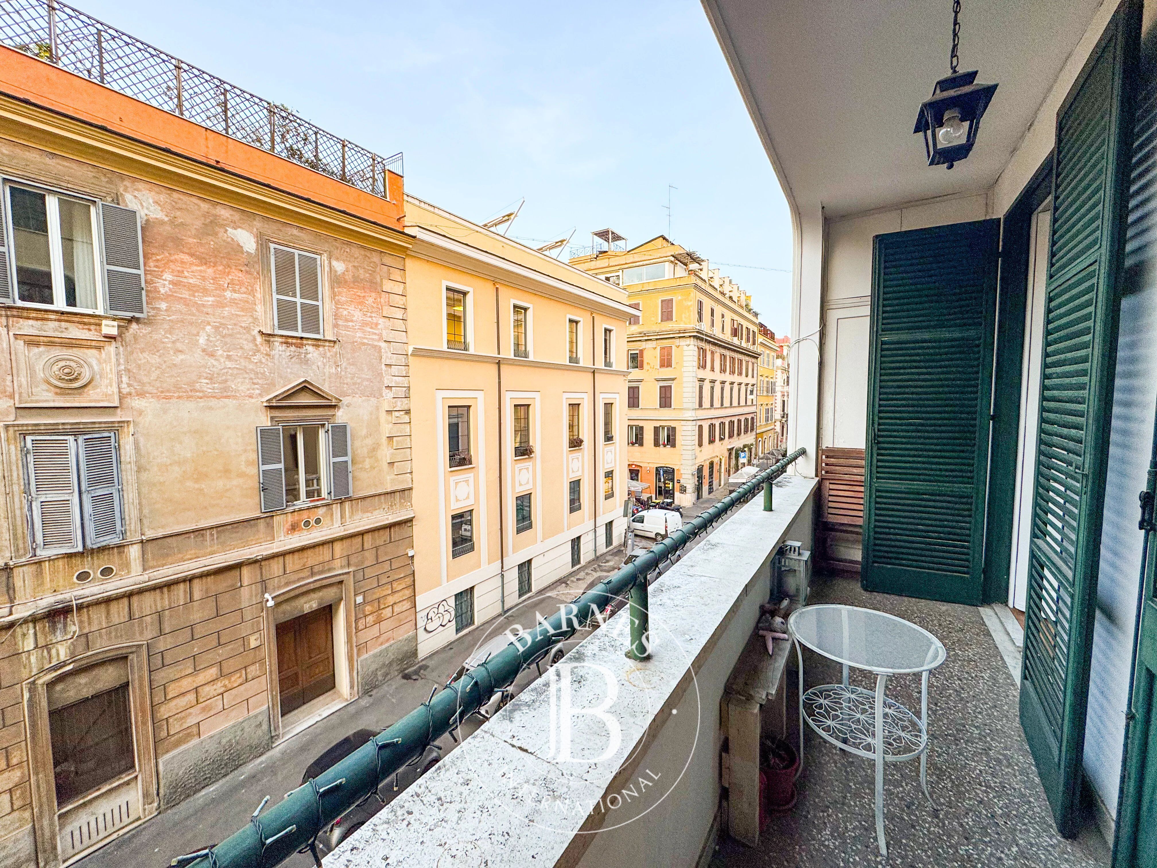 Two-room flat with outdoor space near the Colosseum - picture 1