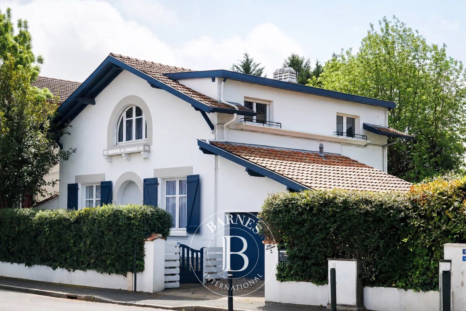 BAYONNE LES ARÈNES, MAISON DES ANNÉES 30 AVEC JARDIN ET GARAGE - picture 1