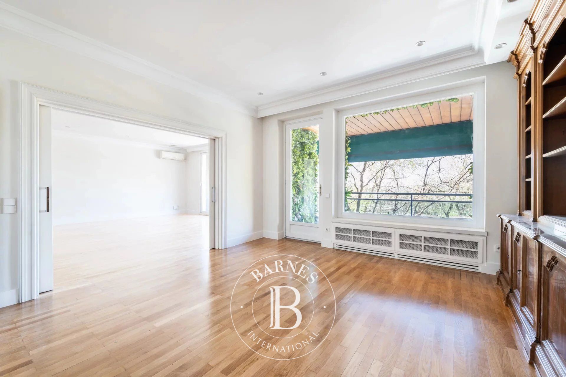 Facing Parque del Oeste. The residence Madrid reserves for very few - picture 2