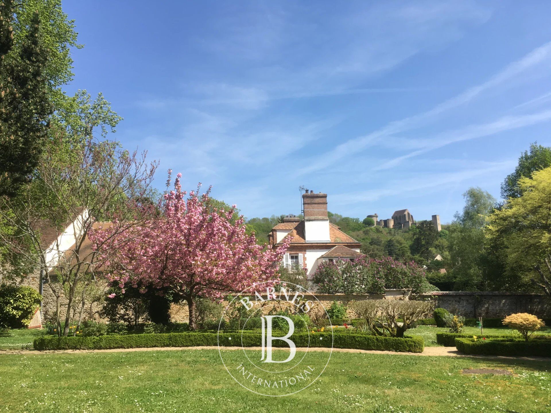 Downtown Chevreuse: a 440-square-meter architect-designed home on 1.4 hectares, with outbuildings. - picture 3