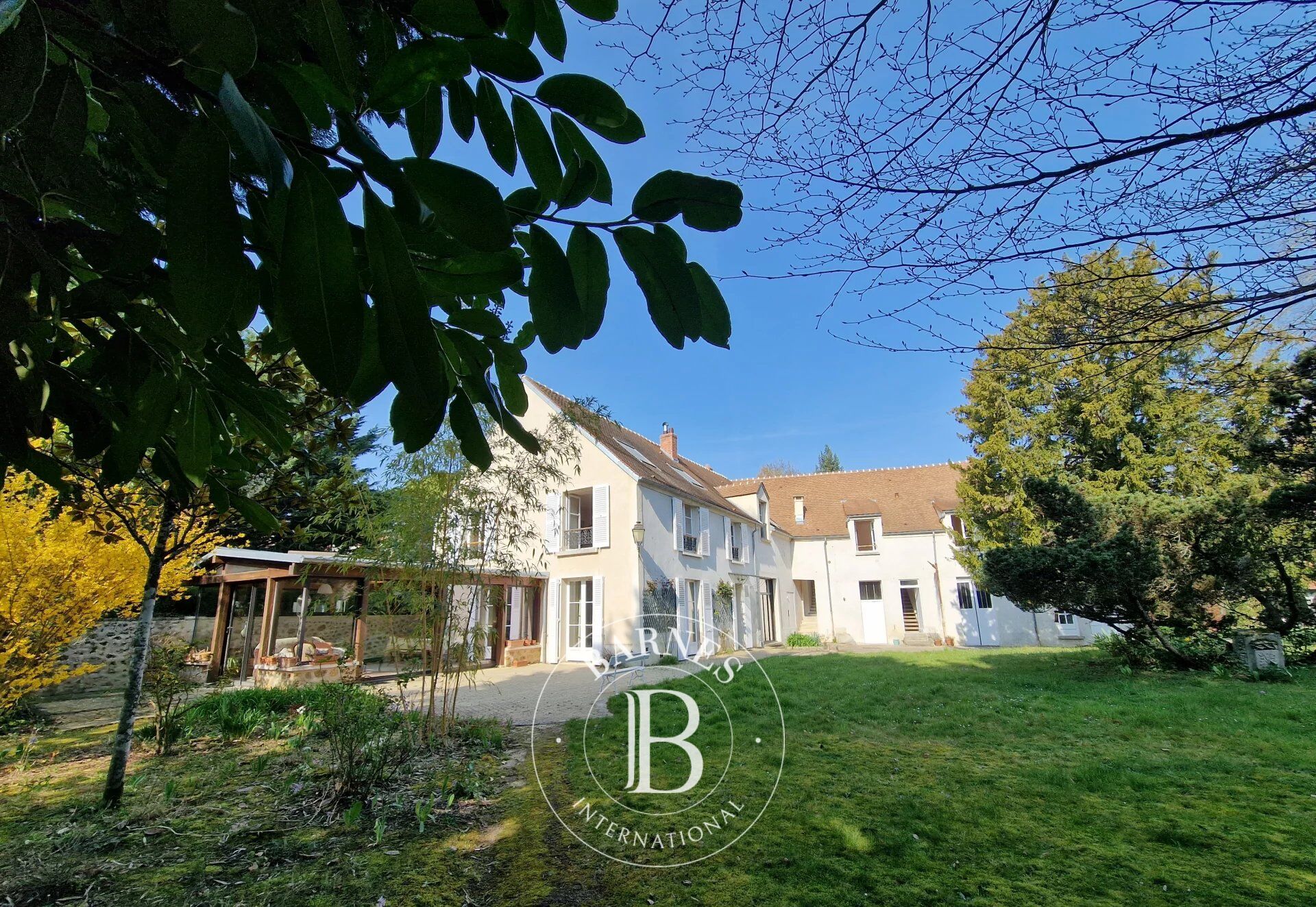 Downtown Chevreuse: a 440-square-meter architect-designed home on 1.4 hectares, with outbuildings. - picture 1