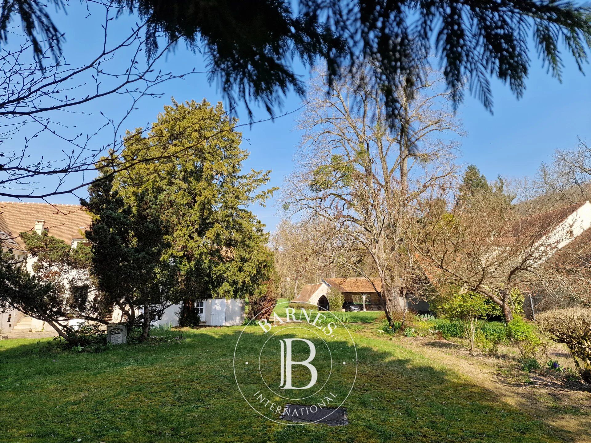Downtown Chevreuse: a 440-square-meter architect-designed home on 1.4 hectares, with outbuildings. - picture 2