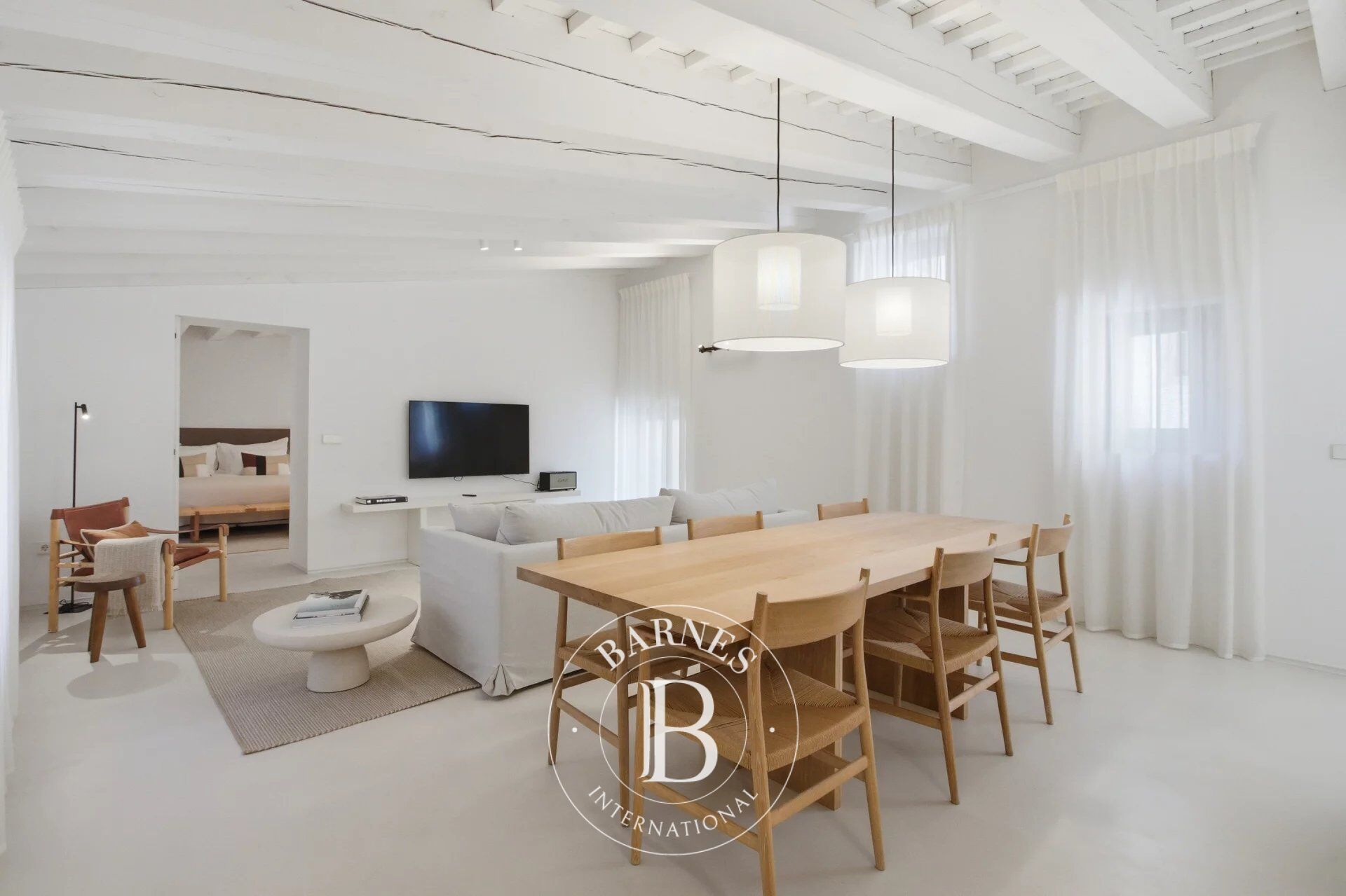 Elegant 2-Bedroom Residence in Barcelona’s Gothic Quarter - picture 3