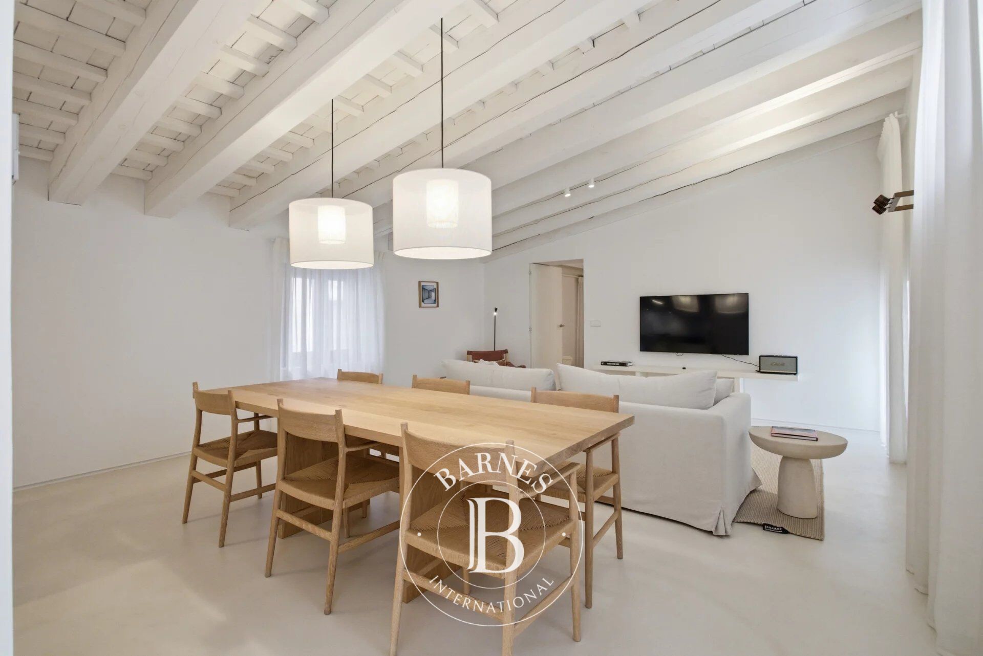 Elegant 2-Bedroom Residence in Barcelona’s Gothic Quarter - picture 2