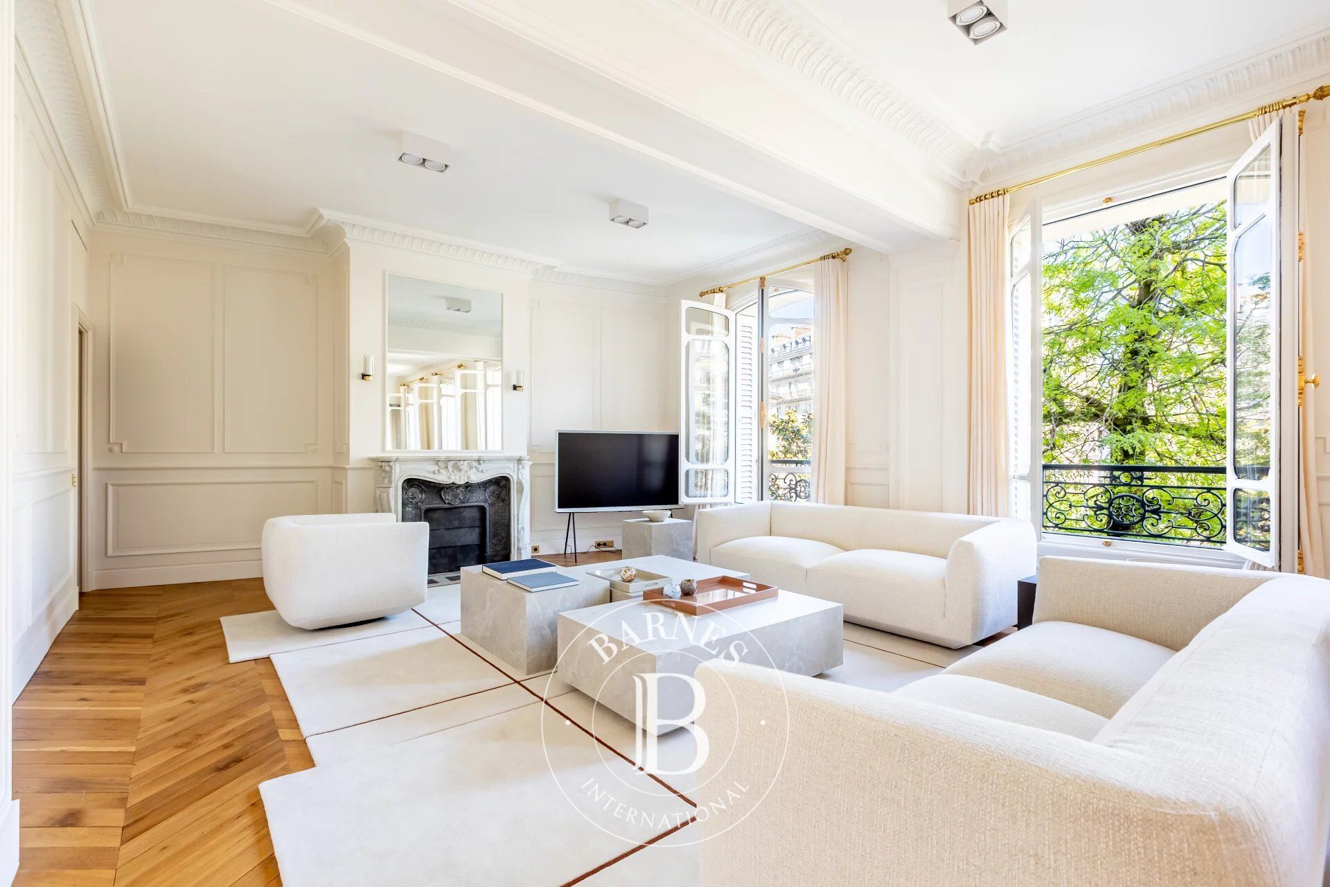 Furnished and renovated apartment in Paris 8th, Golden Triangle — Beautiful unobstructed view of Place François 1er — 3 suites - a staff studio as an option - picture 3