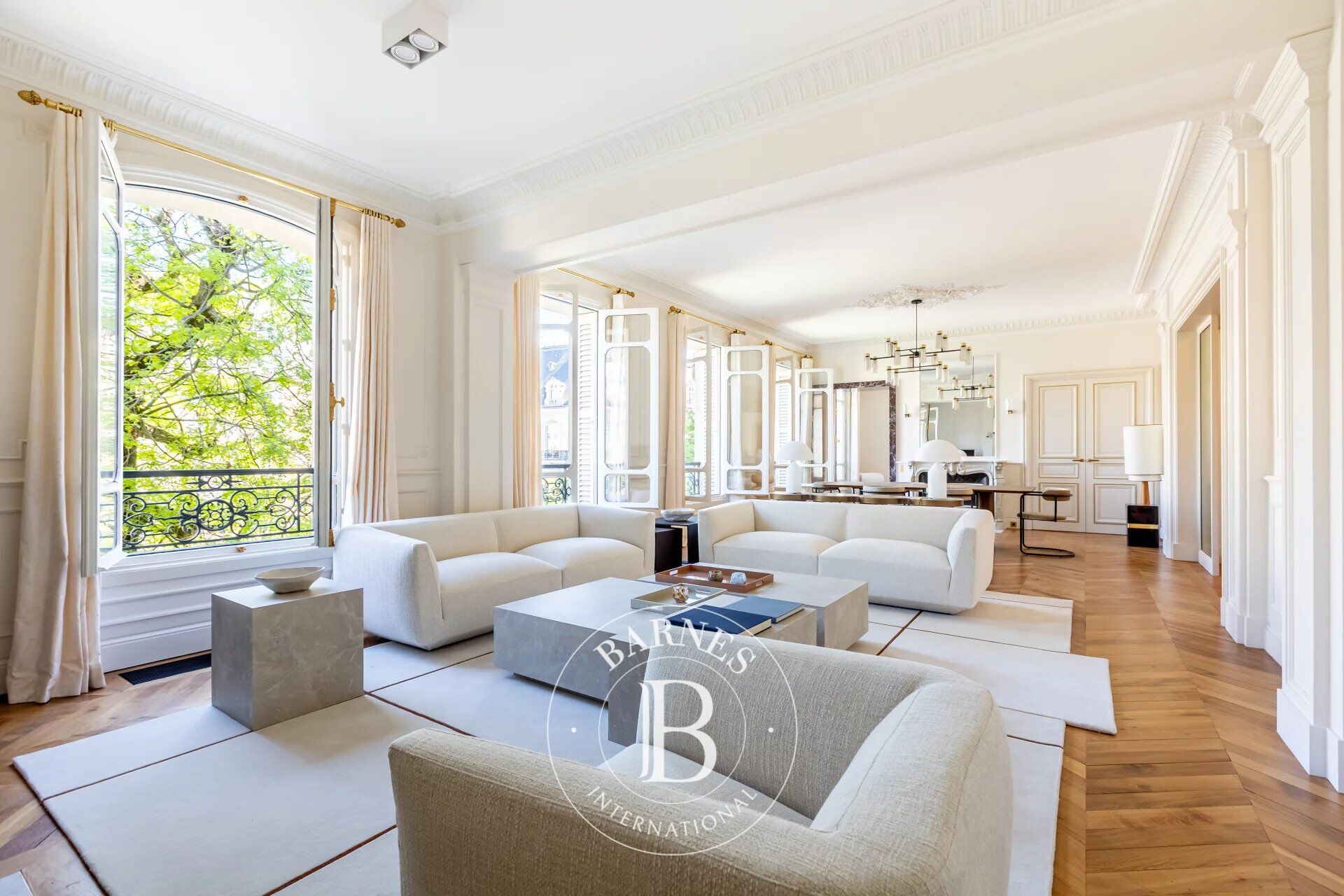 Furnished and renovated apartment in Paris 8th, Golden Triangle — Beautiful unobstructed view of Place François 1er — 3 suites - a staff studio as an option - picture 2