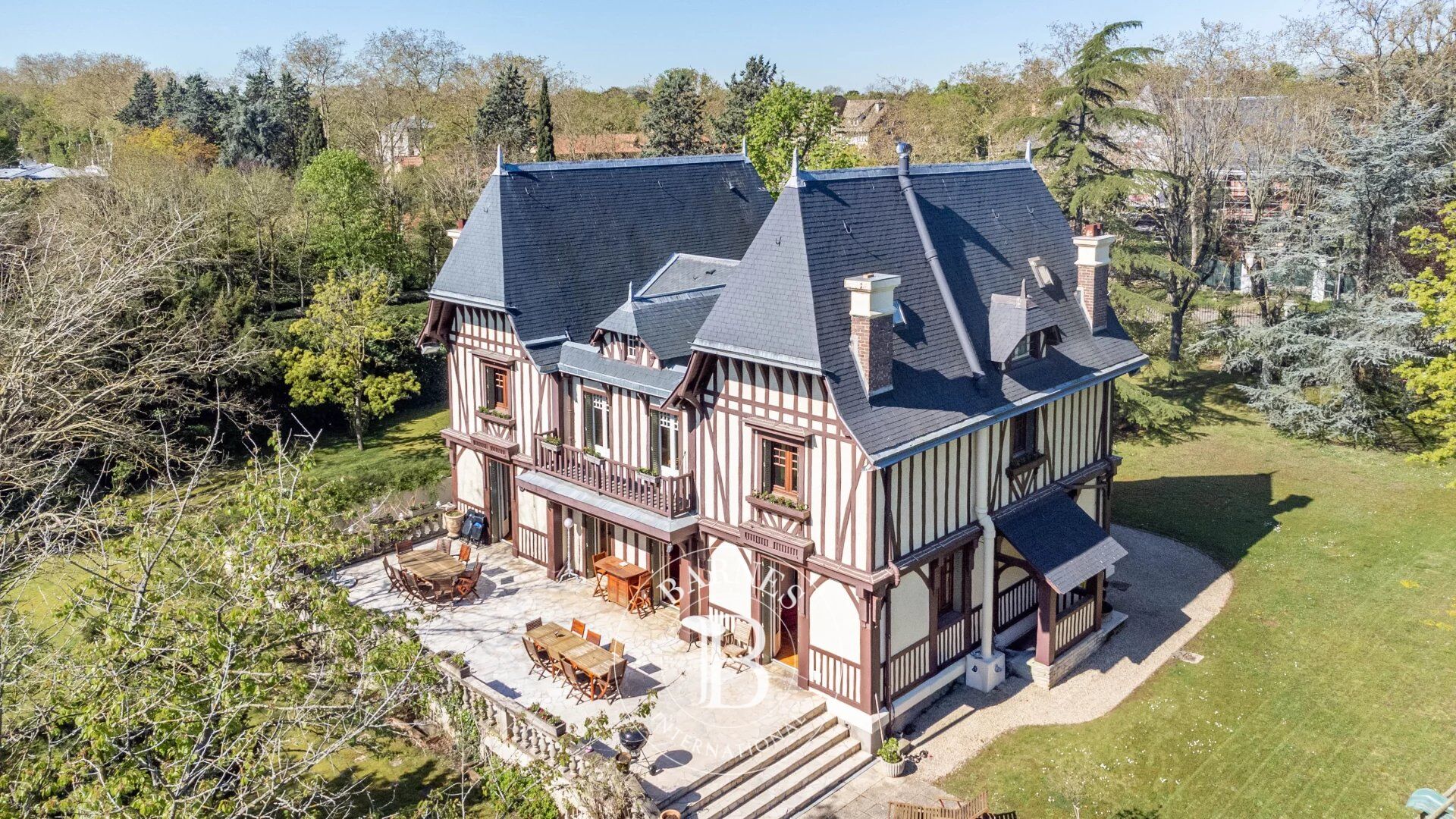 Maisons-Laffitte – Parc : propriété de charme de 293 m² sur un terrain arboré de 2 392 m² - picture 2