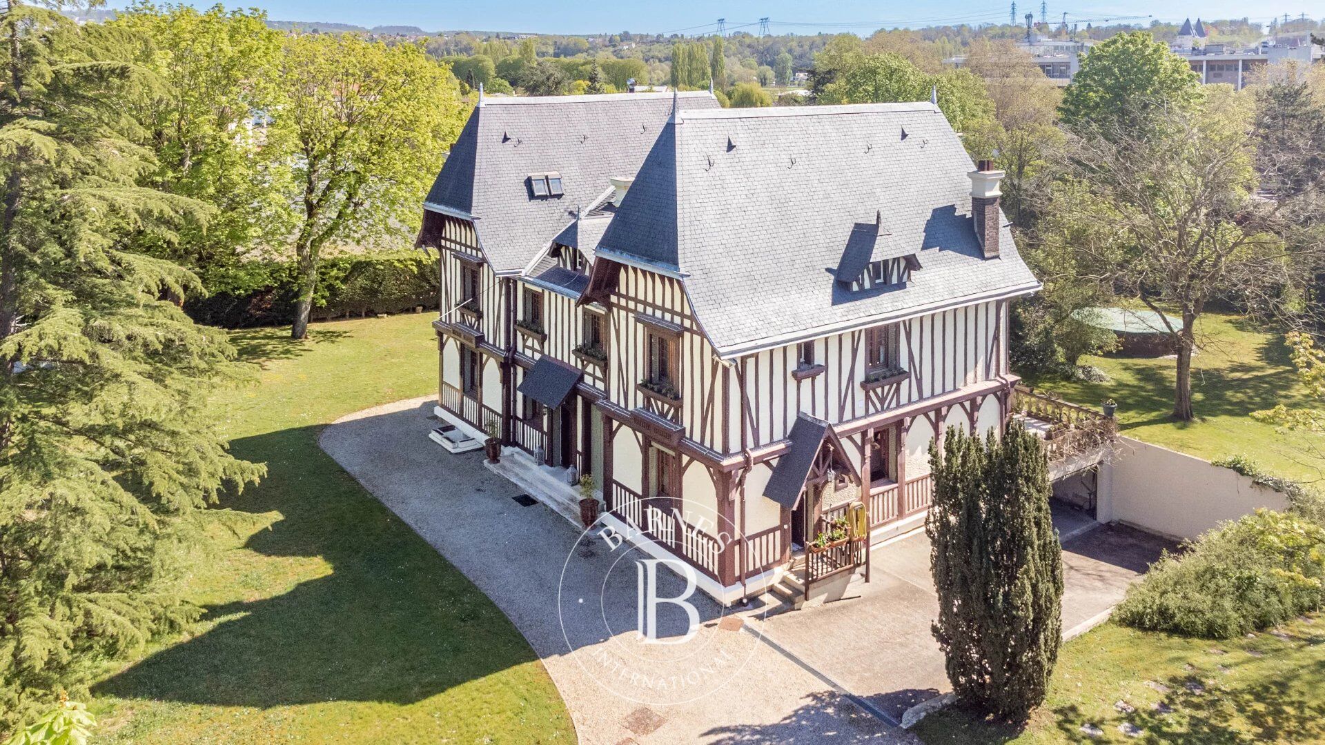 Maisons-Laffitte – Parc : propriété de charme de 293 m² sur un terrain arboré de 2 392 m² - picture 1