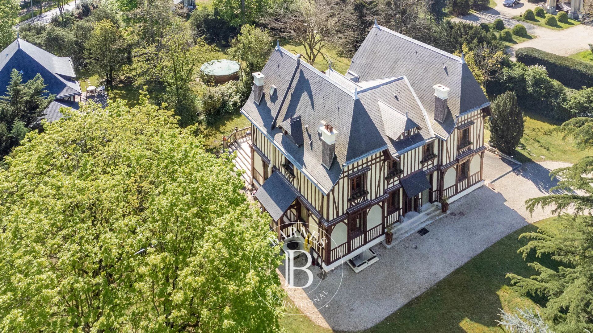 Maisons-Laffitte – Parc : propriété de charme de 293 m² sur un terrain arboré de 2 392 m² - picture 3