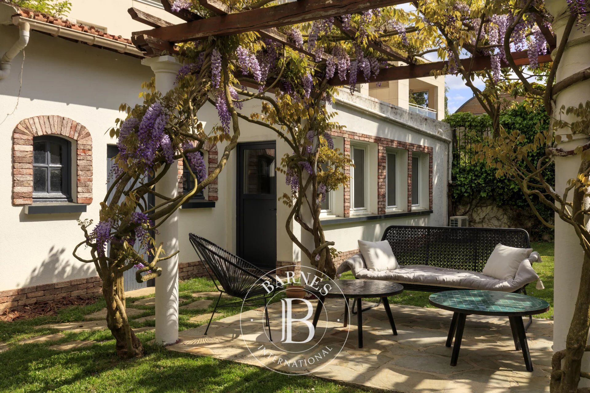 280 sqm Millstone House – 5 Bedrooms – Garden - picture 2