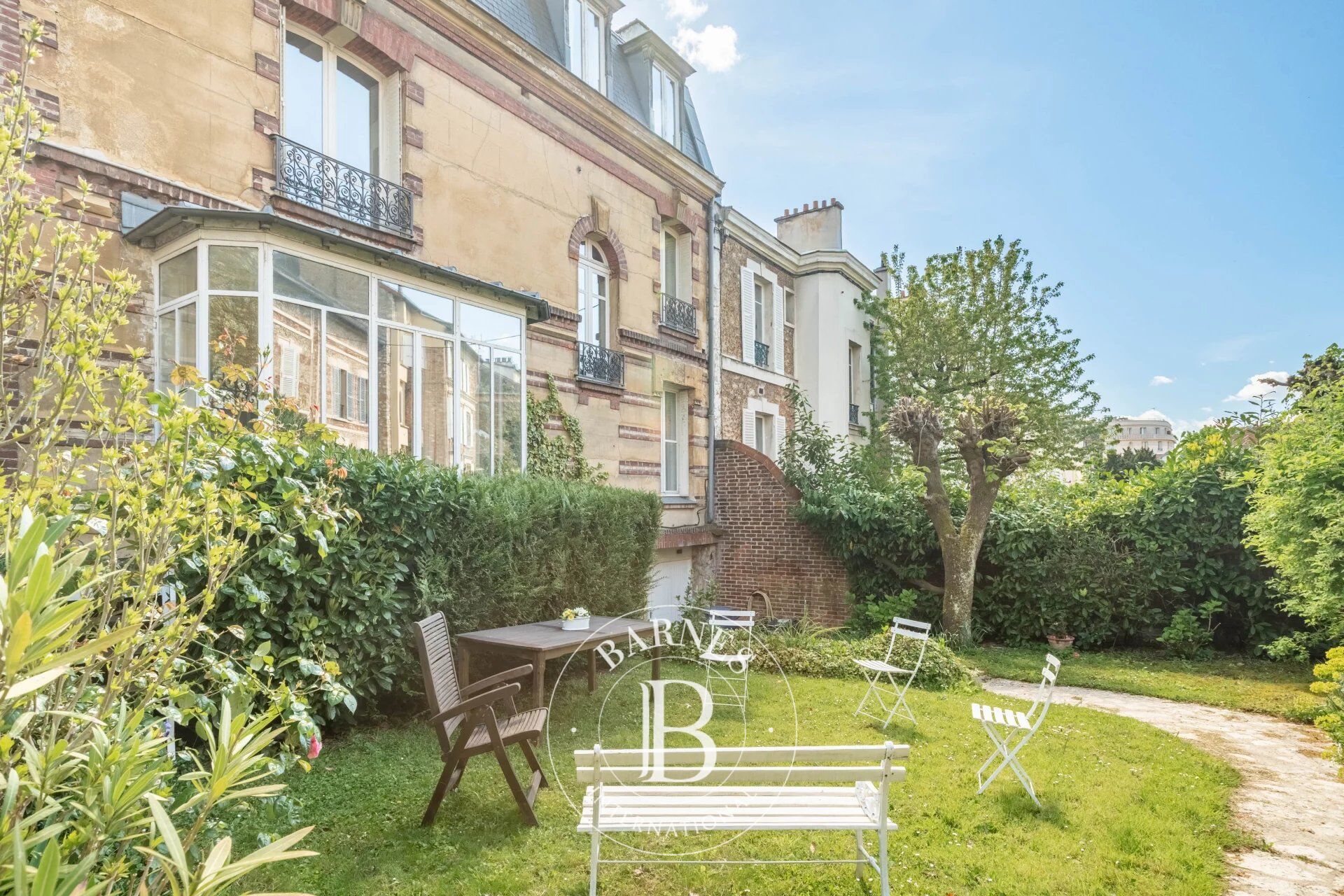 House Versailles - picture 1