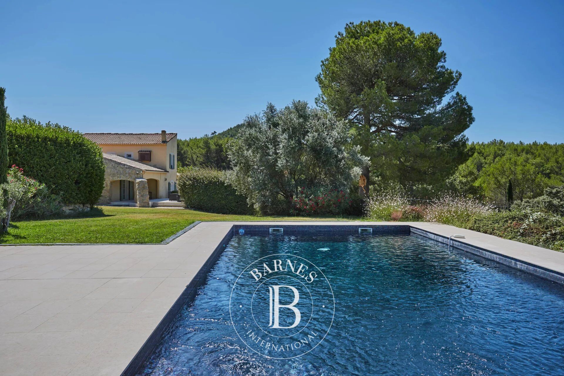 PROCHE AIX EN PROVENCE - CALME ABSOLU - ROGNES -  PROPRIETE D'EXCEPTION 10 HECTARES - BASTIDE 240 M2 - 7 CHAMBRES - APPARTEMENT INDEPENDANT - TERRAIN MULTISPORT - PISCINE - picture 2