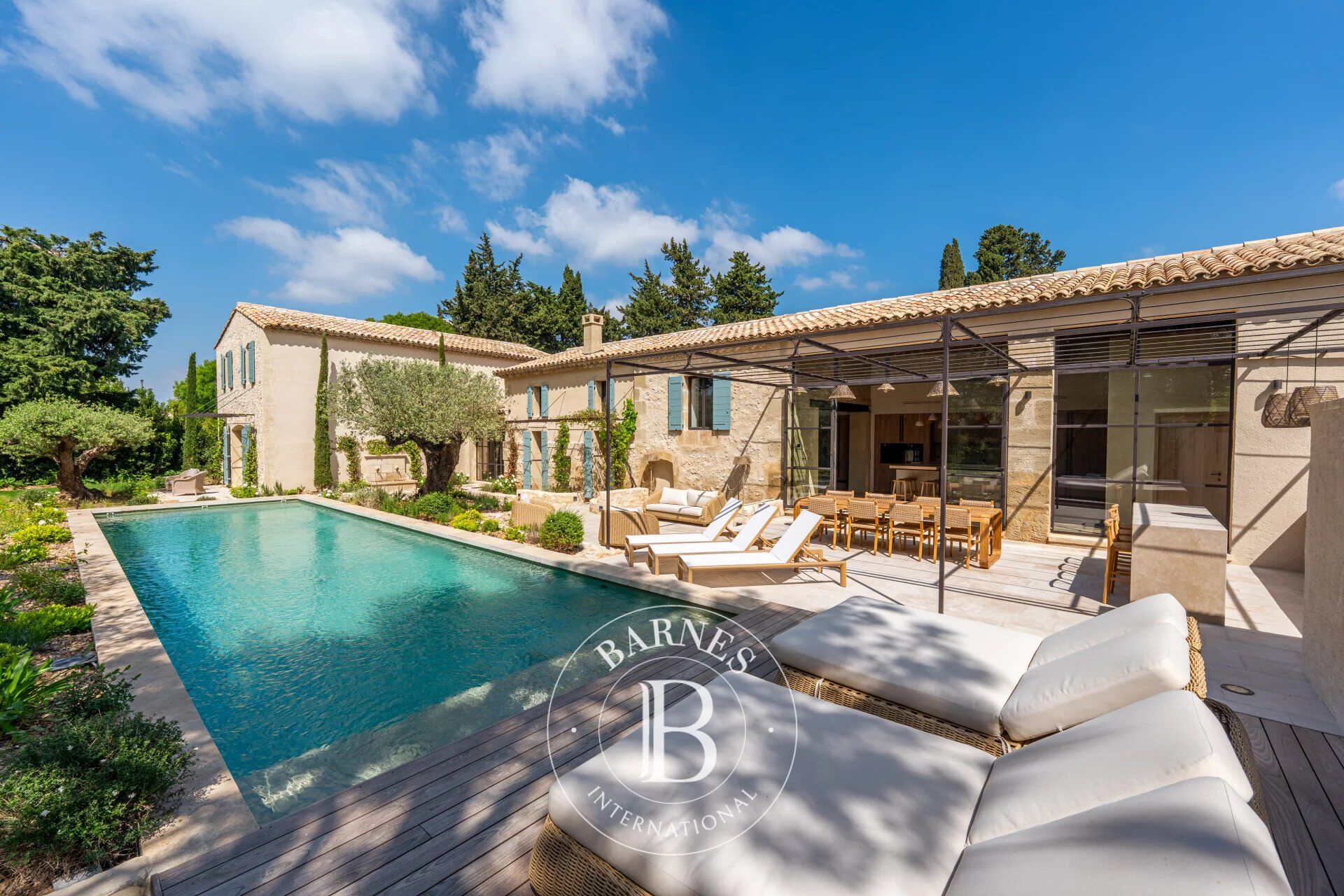 MAUSSANE LES ALPILLES-FARMHOUSE-5 BEDROOMS-SUPERB RENOVATION - picture 2