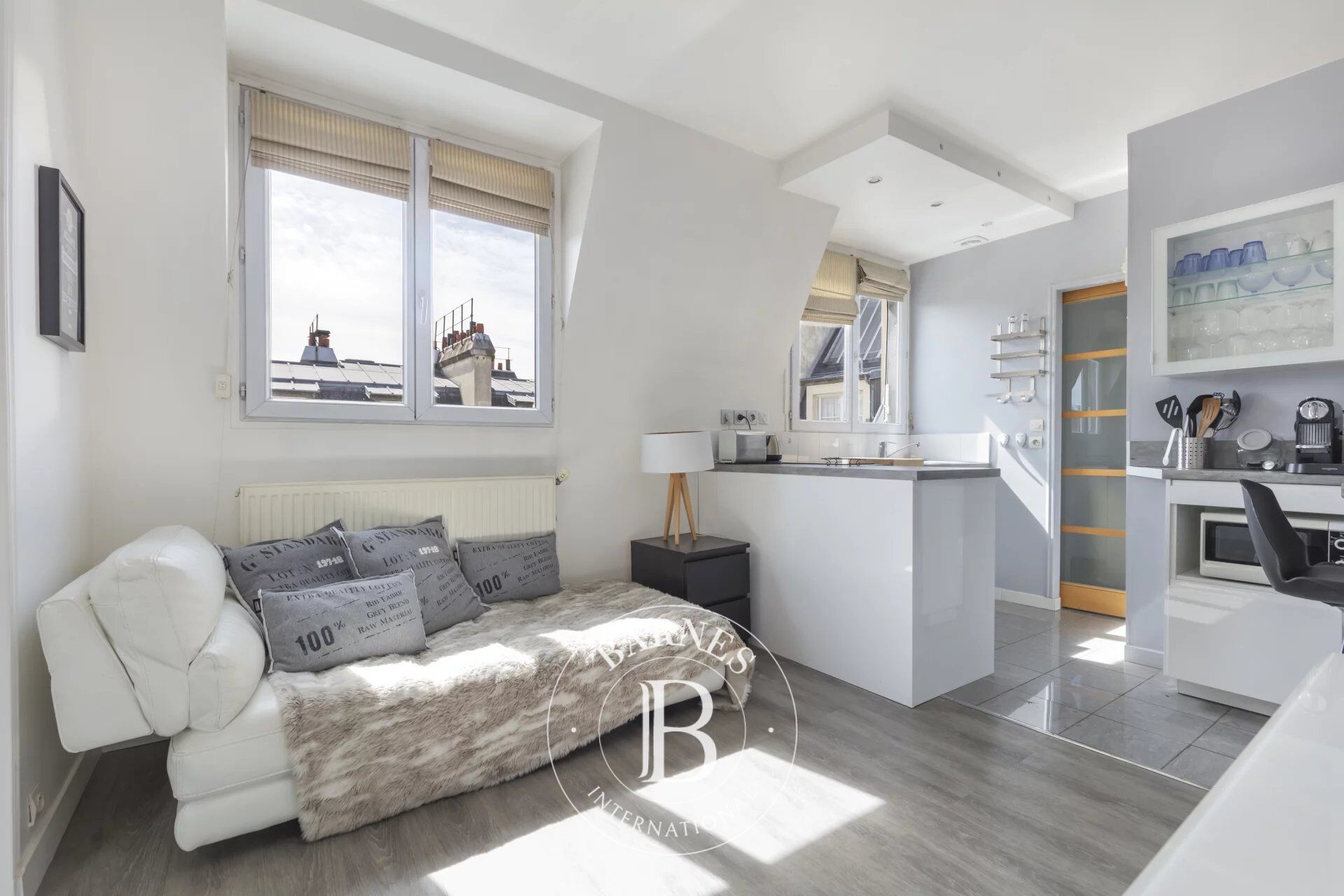 Paris 16th - AUTEUIL - Bright top-floor apartment - picture 1