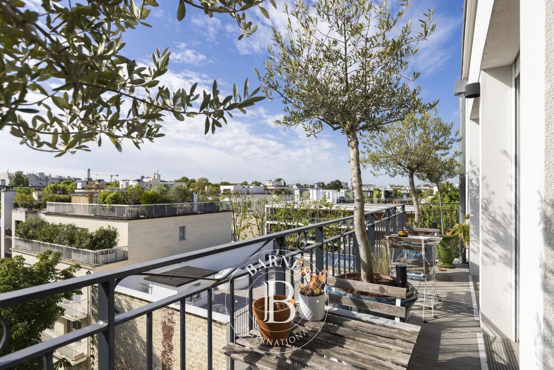 A vendre à Neuilly-sur-Seine - Château-Nortier - Voie privée - Appartement en duplex  entièrement rénové 4/5 chambres - Terrasse - Vue Tour Eiffel - picture 2