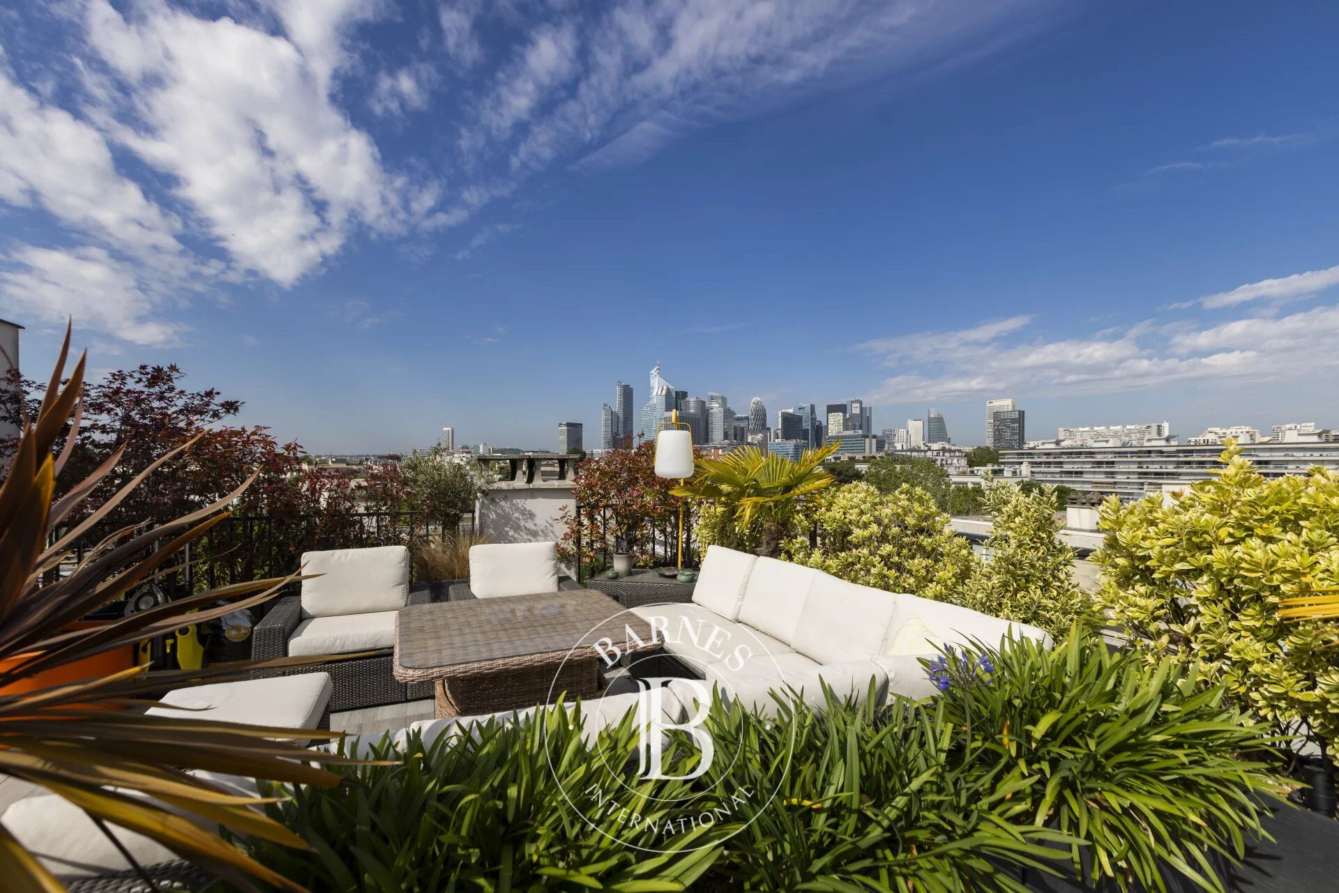 A vendre à Neuilly-sur-Seine - Château-Nortier - Voie privée - Appartement en duplex  entièrement rénové 4/5 chambres - Terrasse - Vue Tour Eiffel - picture 1