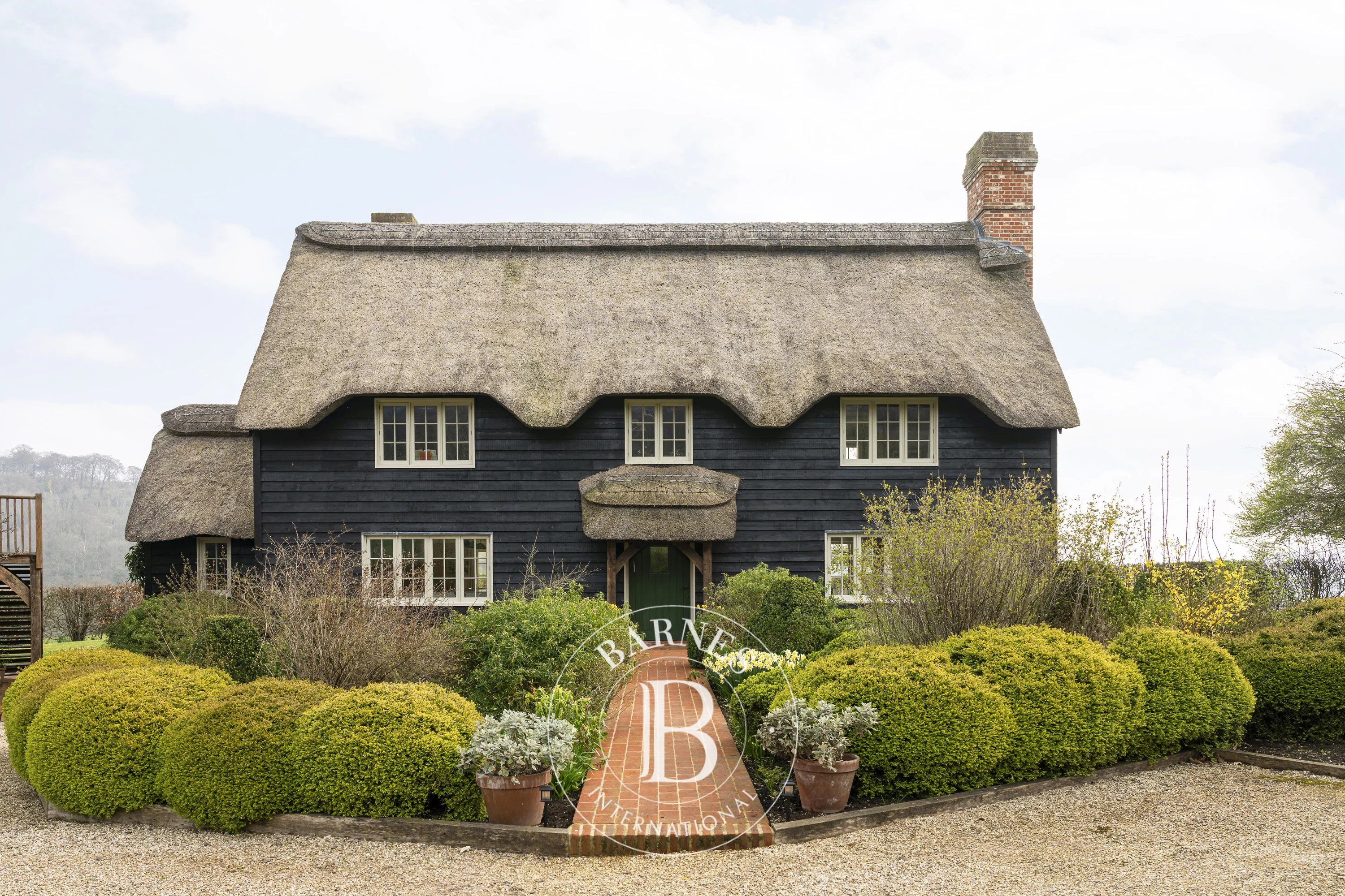 Casa High Wycombe - picture 1