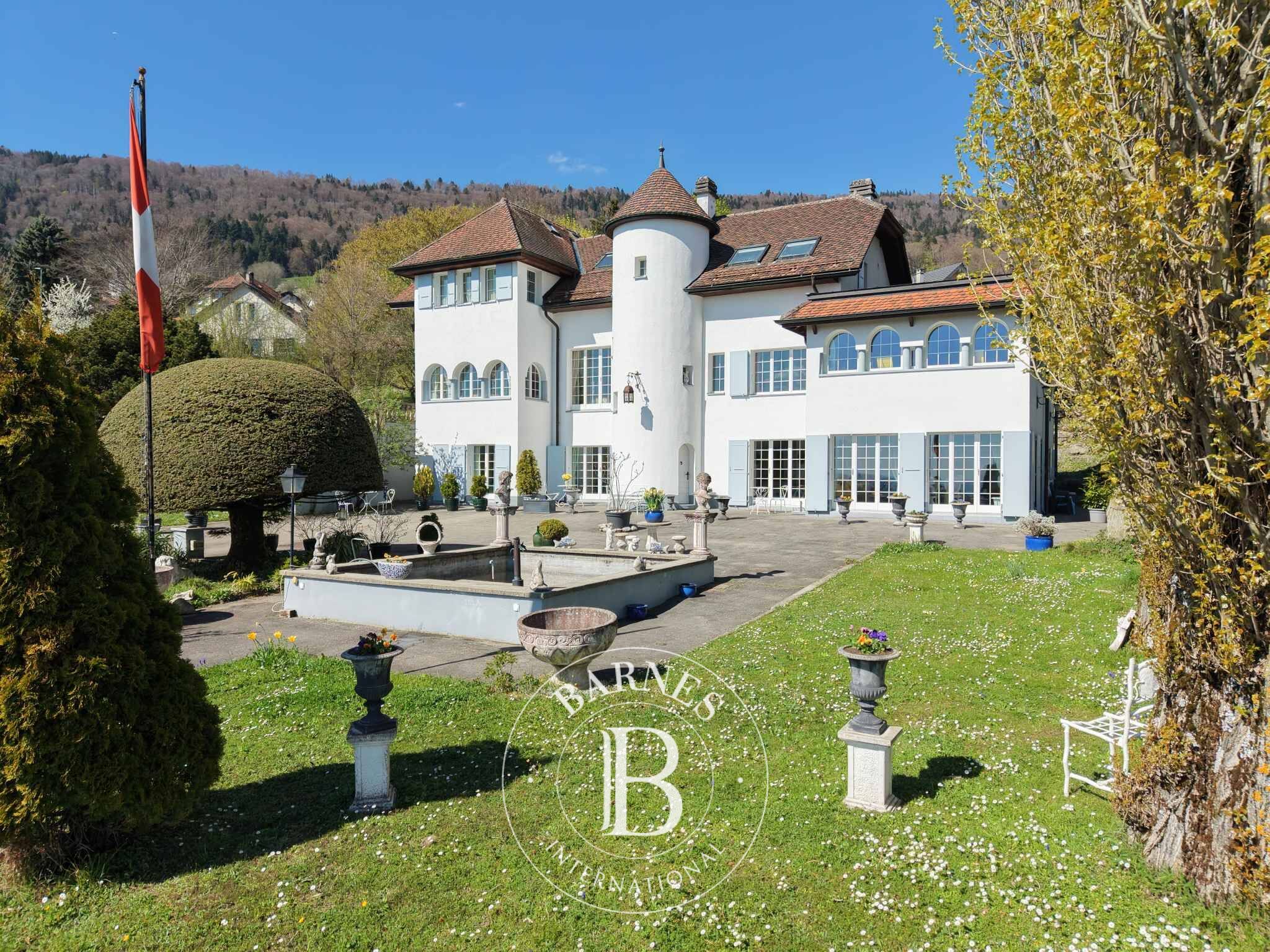 Villa Villars-Burquin - picture 1