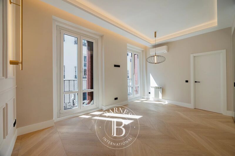 Appartement dans un immeuble classique avec 3 balcons