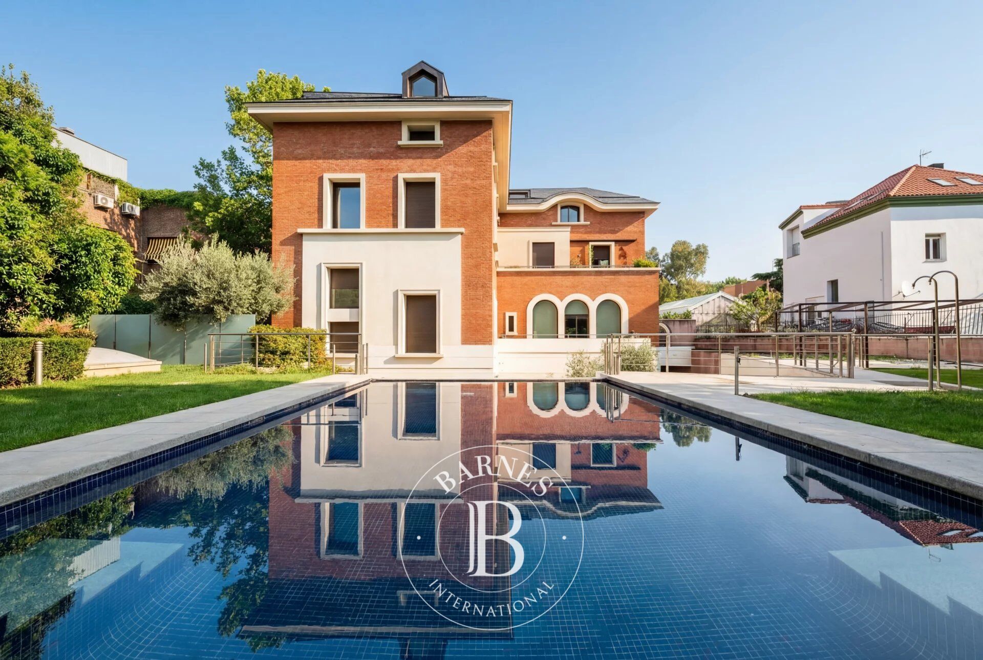 Bright 2-bedroom apartment with garden and pool in El Viso - picture 1