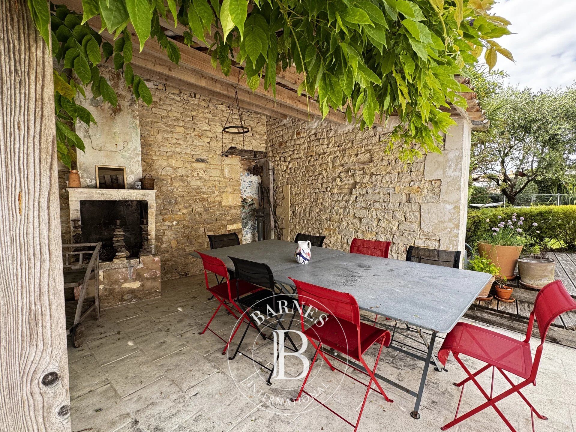 ILE DE RÉ - LA FLOTTE - Maison à vendre dans le centre village avec piscine - picture 2