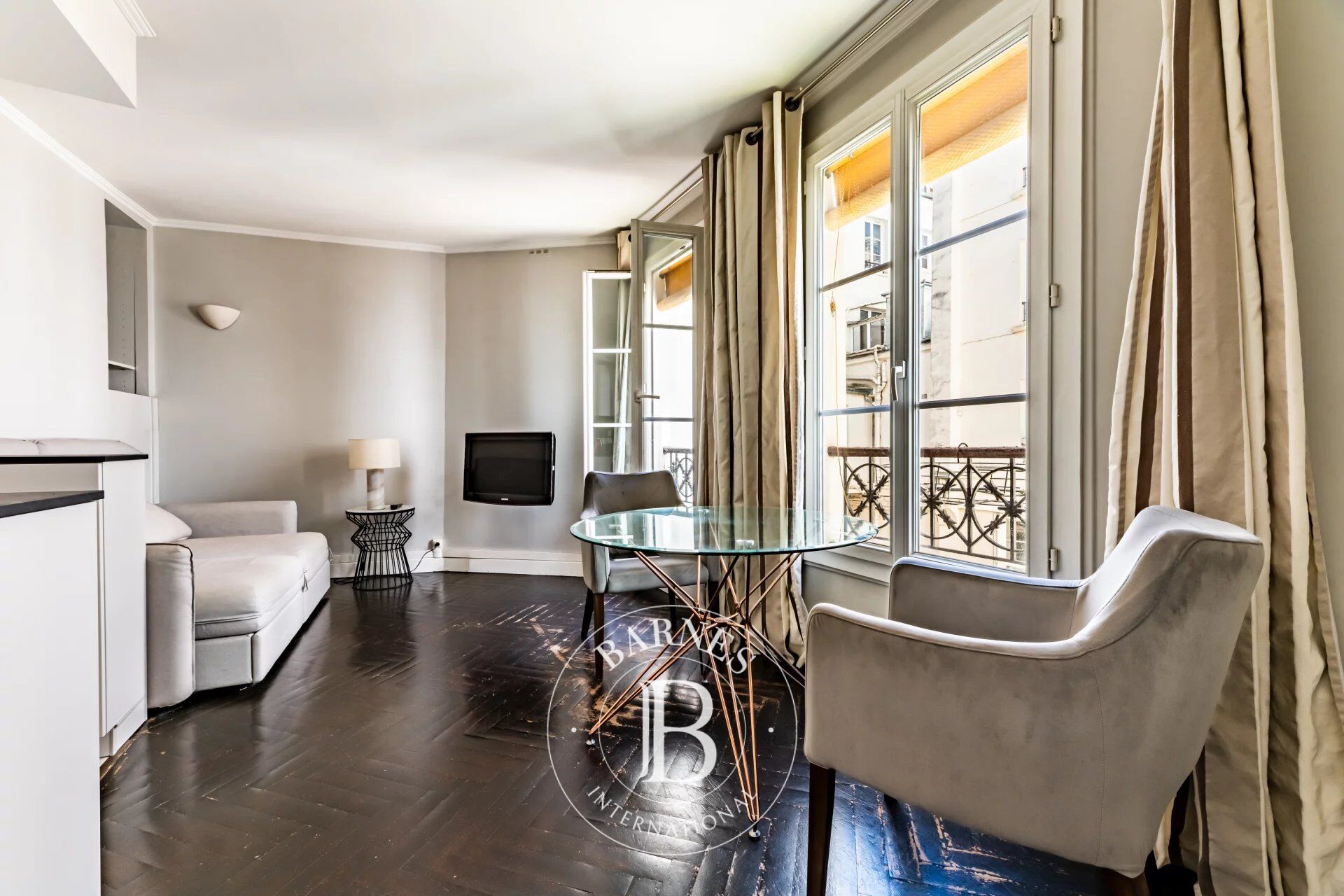 PARIS 8 – ÉLYSÉE – CHARMING ONE-BEDROOM APARTMENT – QUIET AND BRIGHT - picture 1