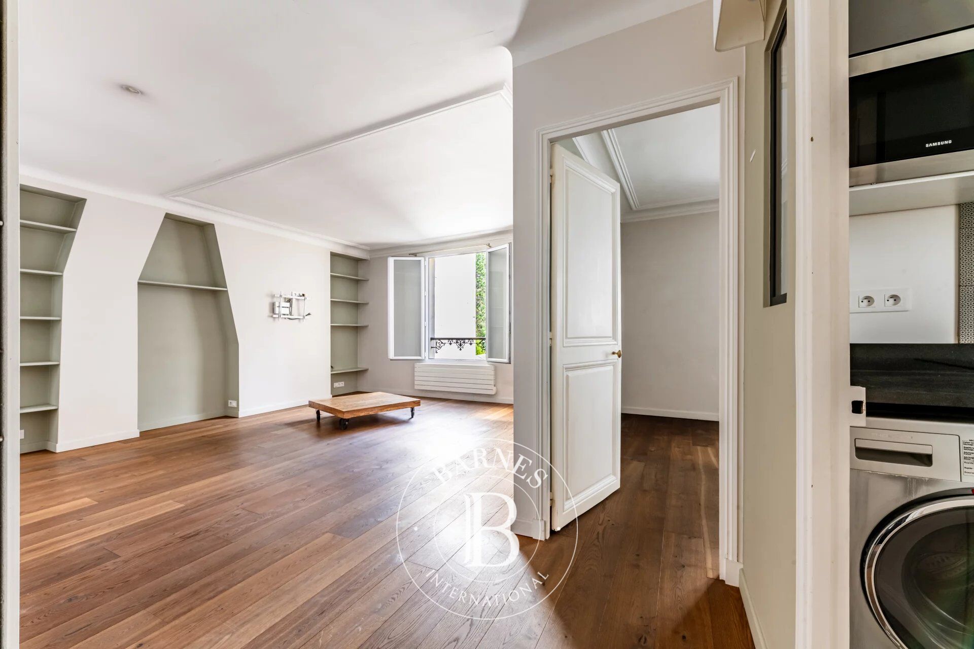 BATIGNOLLES - CHARMING 1-BED APARTMENT – UNOBSTRUCTED VIEWS - picture 1