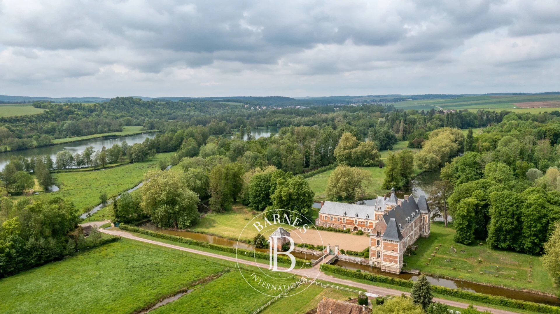 A listed Renaissance château on the outskirts of Beauvais – Oise - picture 2