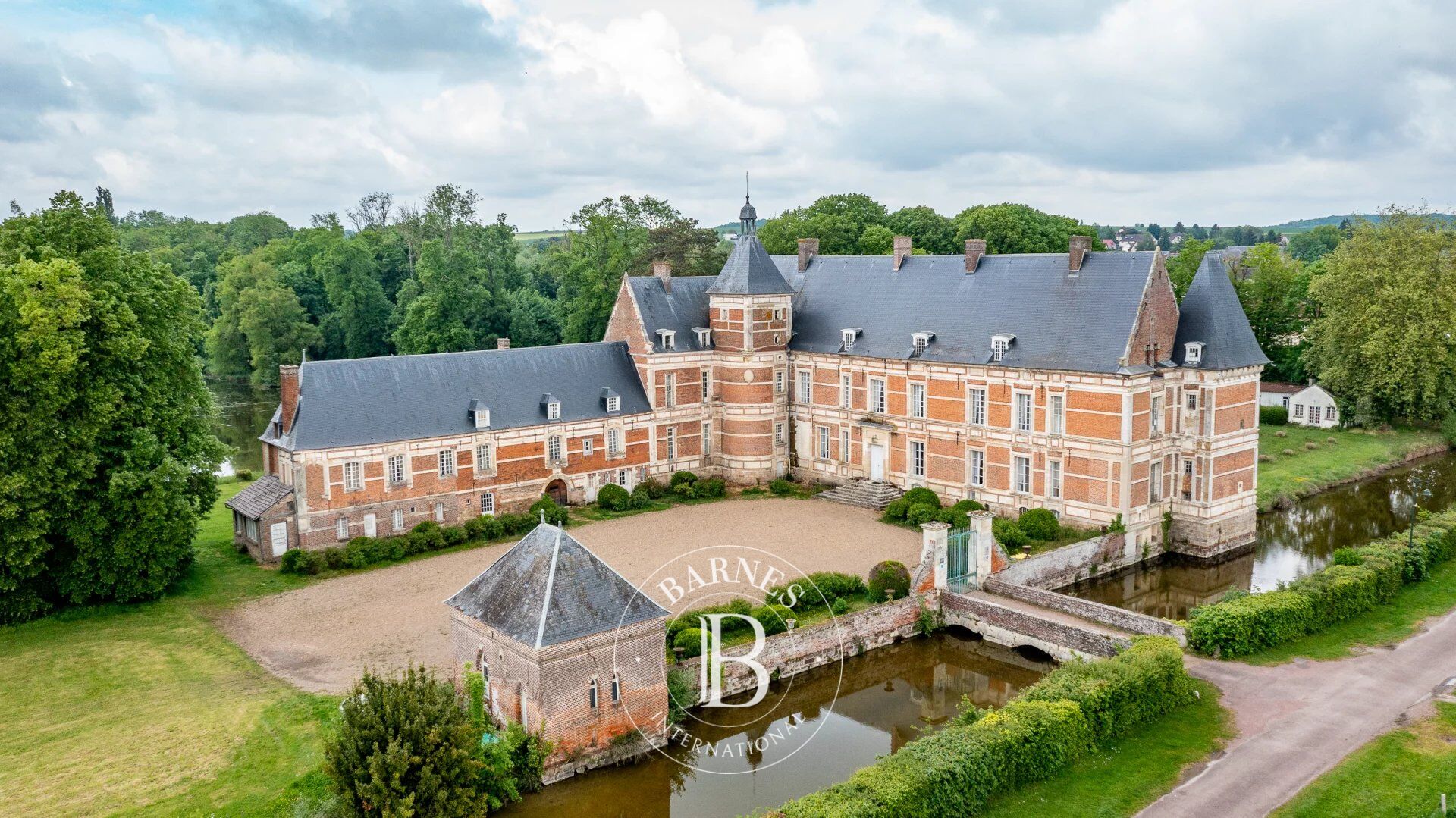 A listed Renaissance château on the outskirts of Beauvais – Oise - picture 1