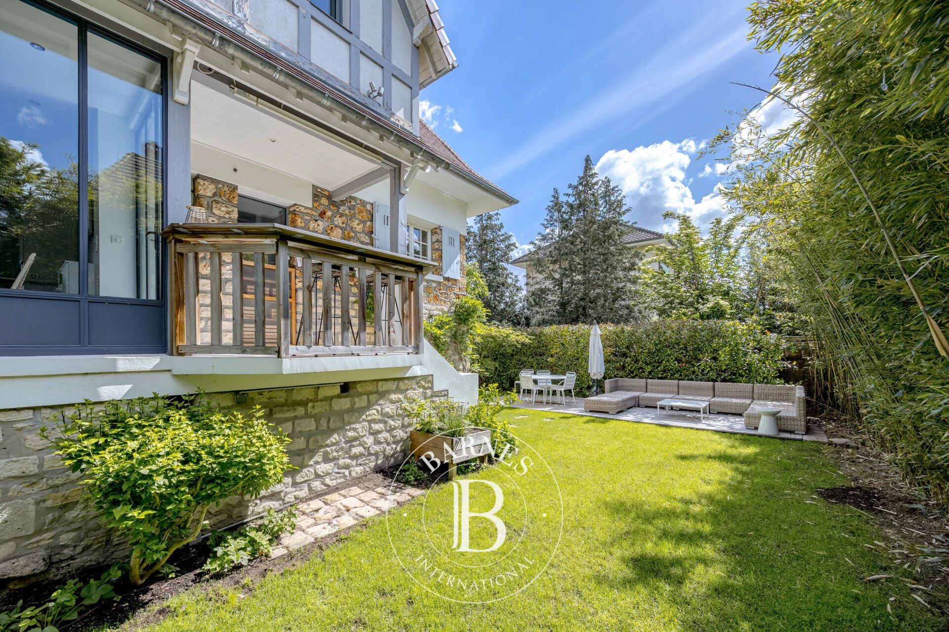 A Characterful Meulière Home, Renovated in 2019, Just Moments from Parc de Sceaux - picture 1