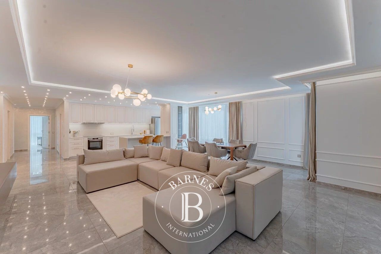 Premium three-bedroom apartment in a luxury building, with two underground parking spaces - picture 1