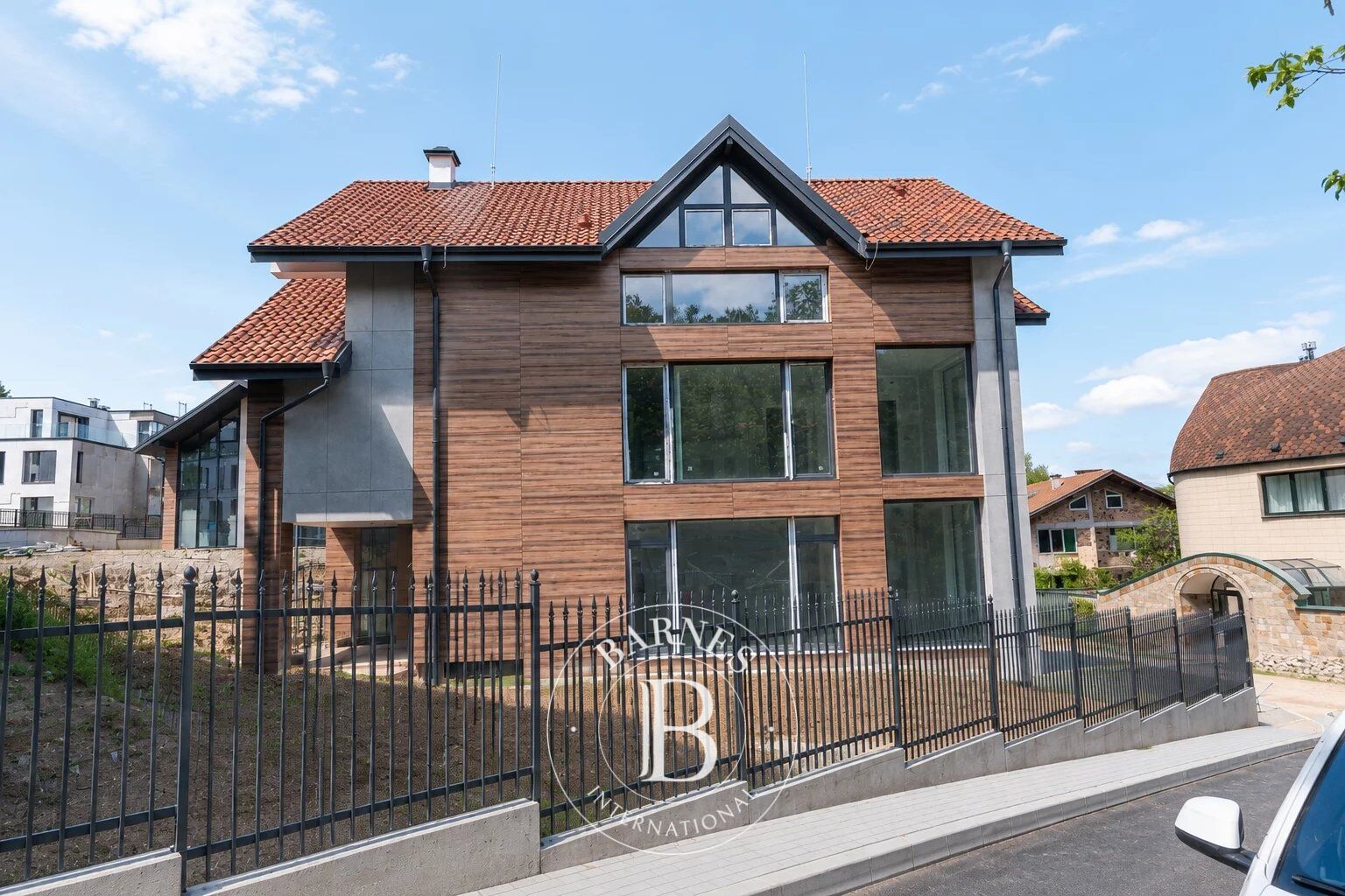 Newly built luxury house with a big yard - picture 3