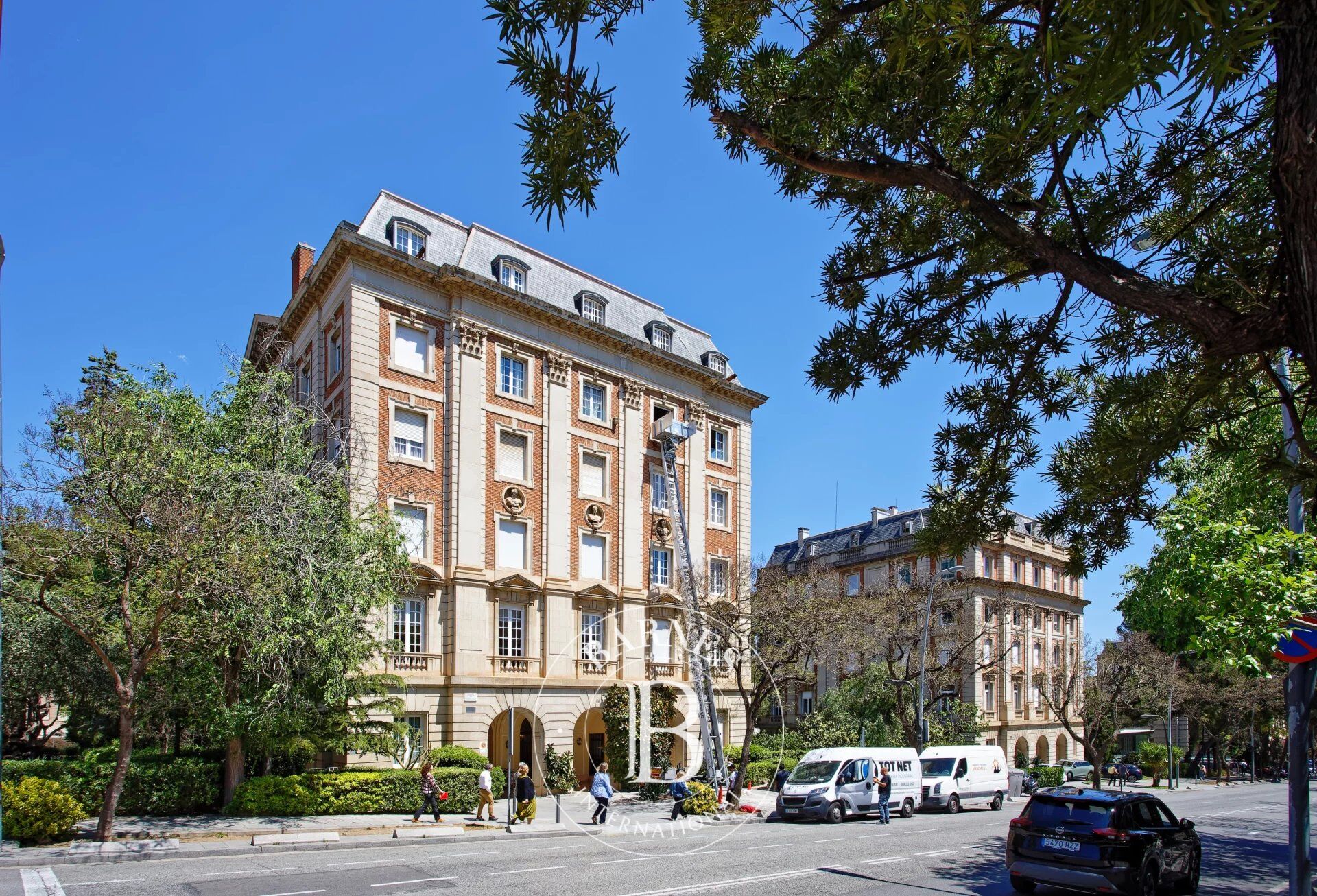 Espace, lumière et exclusivité au cœur de Pedralbes - picture 1