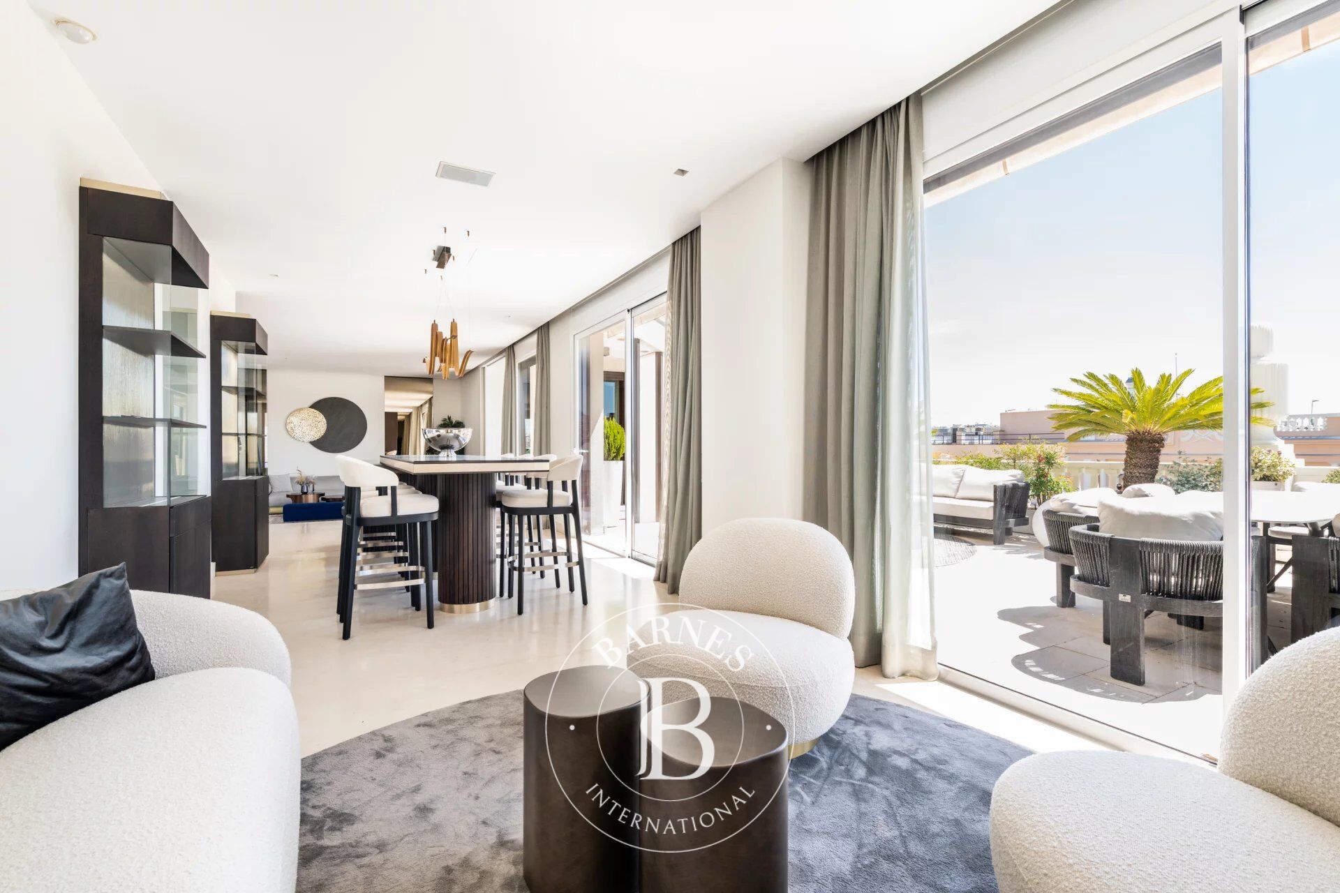 Exclusive Penthouse in Almagro | 50 sqm Terrace, Parking and Exceptional Natural Light - picture 2