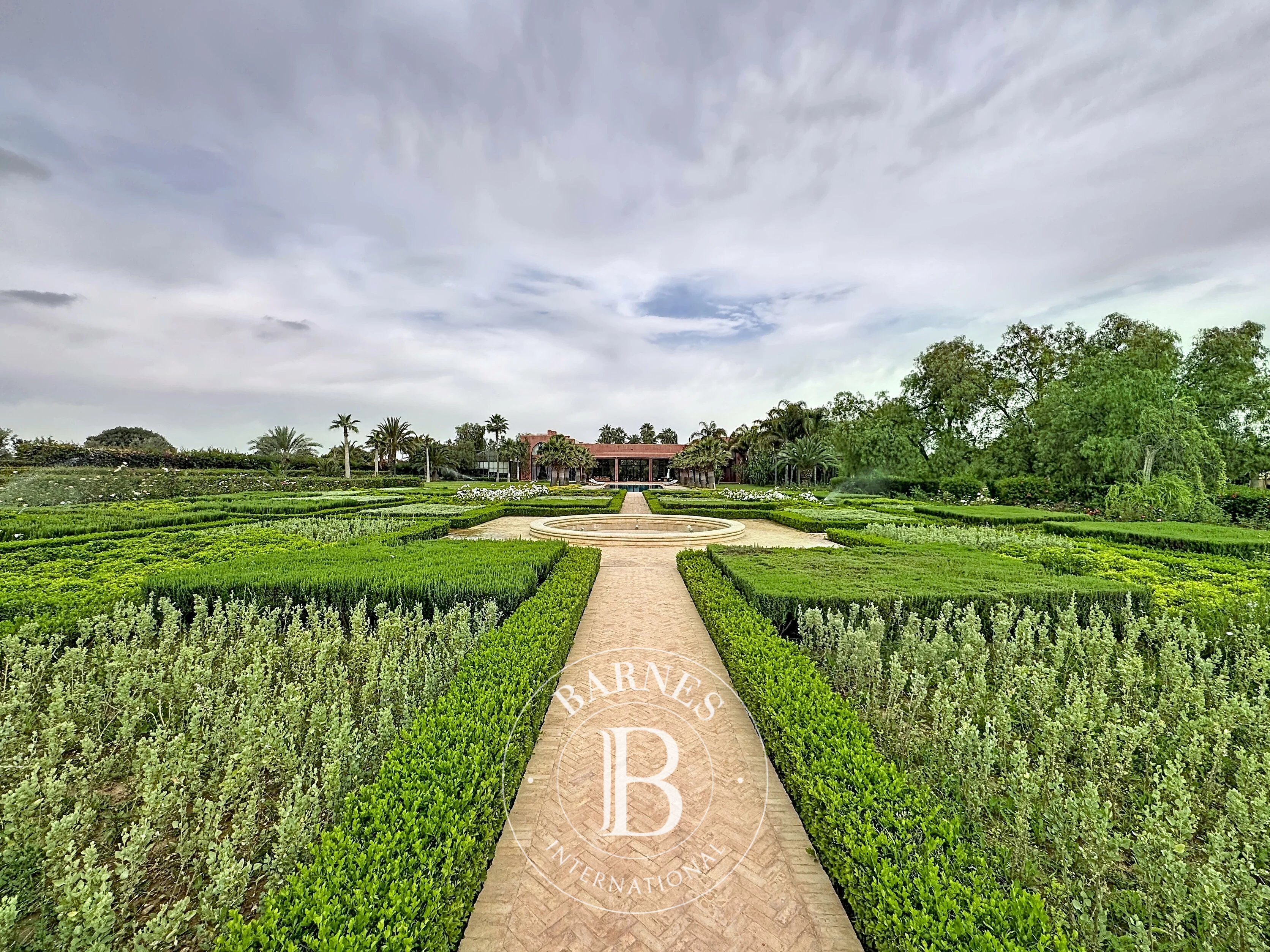 Beautiful spacious and bright residence located in the prestigious Amelkis Golf Club – 30,140 sq ft of living space on 4.94 acres of land - picture 2