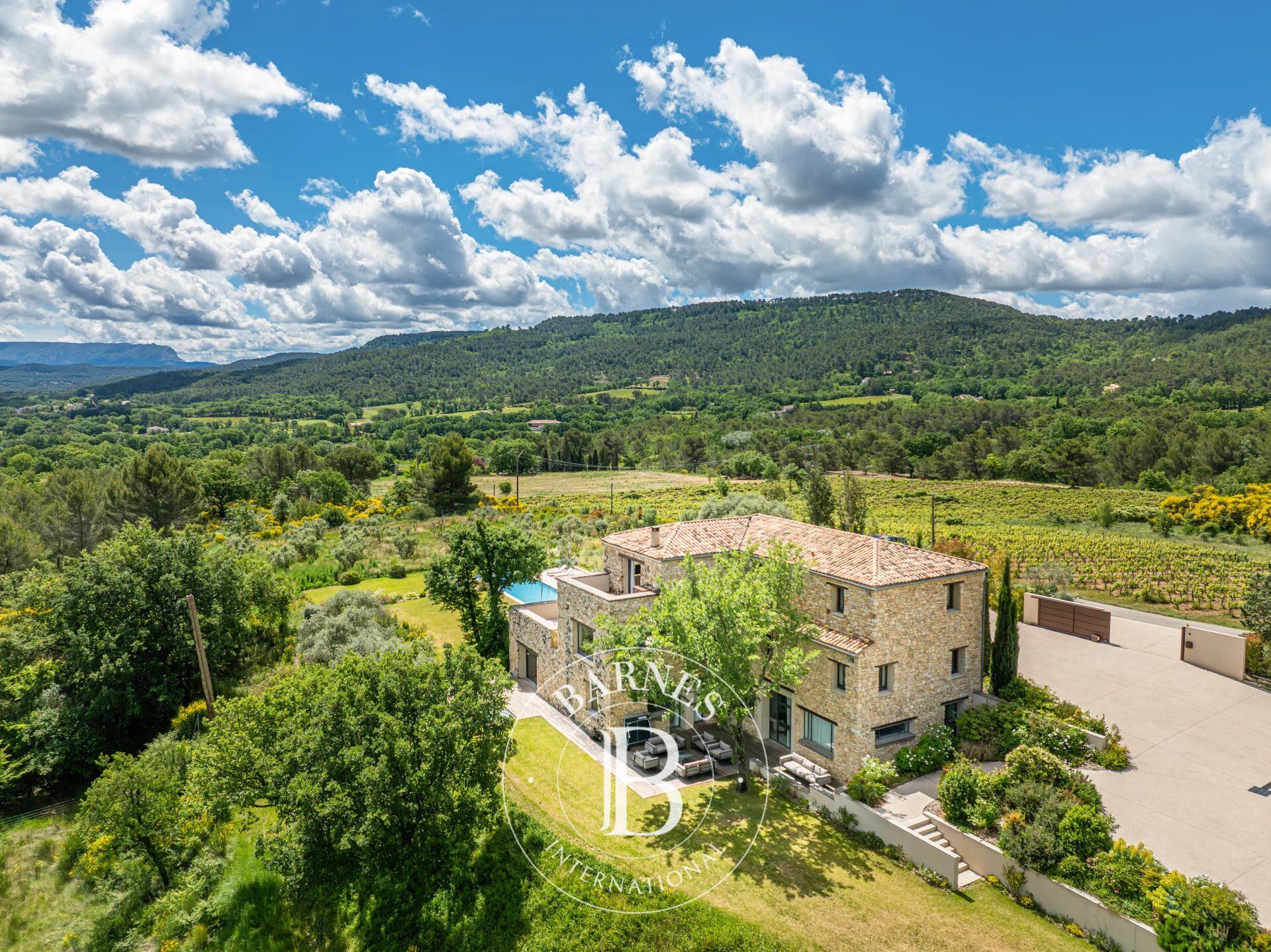 AIX EN PROVENCE NORD - PROPRIETE EN PIERRE 470M² - 7 CHAMBRES - PARC 6 HECTARES - PRESTATIONS HAUT DE GAMME - CALME ABSOLU - VUE PANORAMIQUE - picture 2