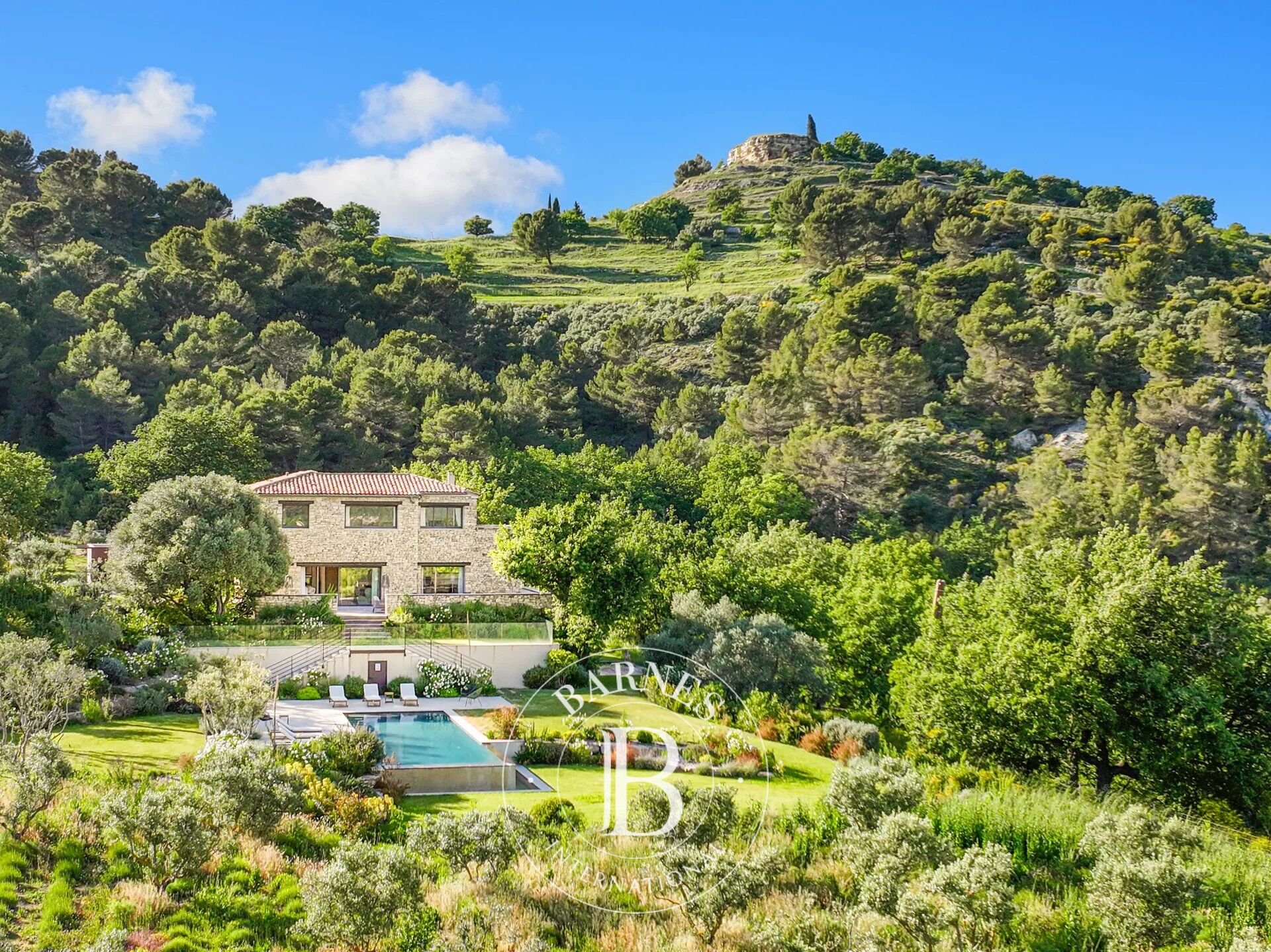 NORTH OF AIX-EN-PROVENCE – STONE PROPERTY OF 470 SQ.M – 7 BEDROOMS – 6-HECTARE ESTATE – HIGH-END AMENITIES – ABSOLUTE PEACE AND QUIET – PANORAMIC VIEWS - picture 1