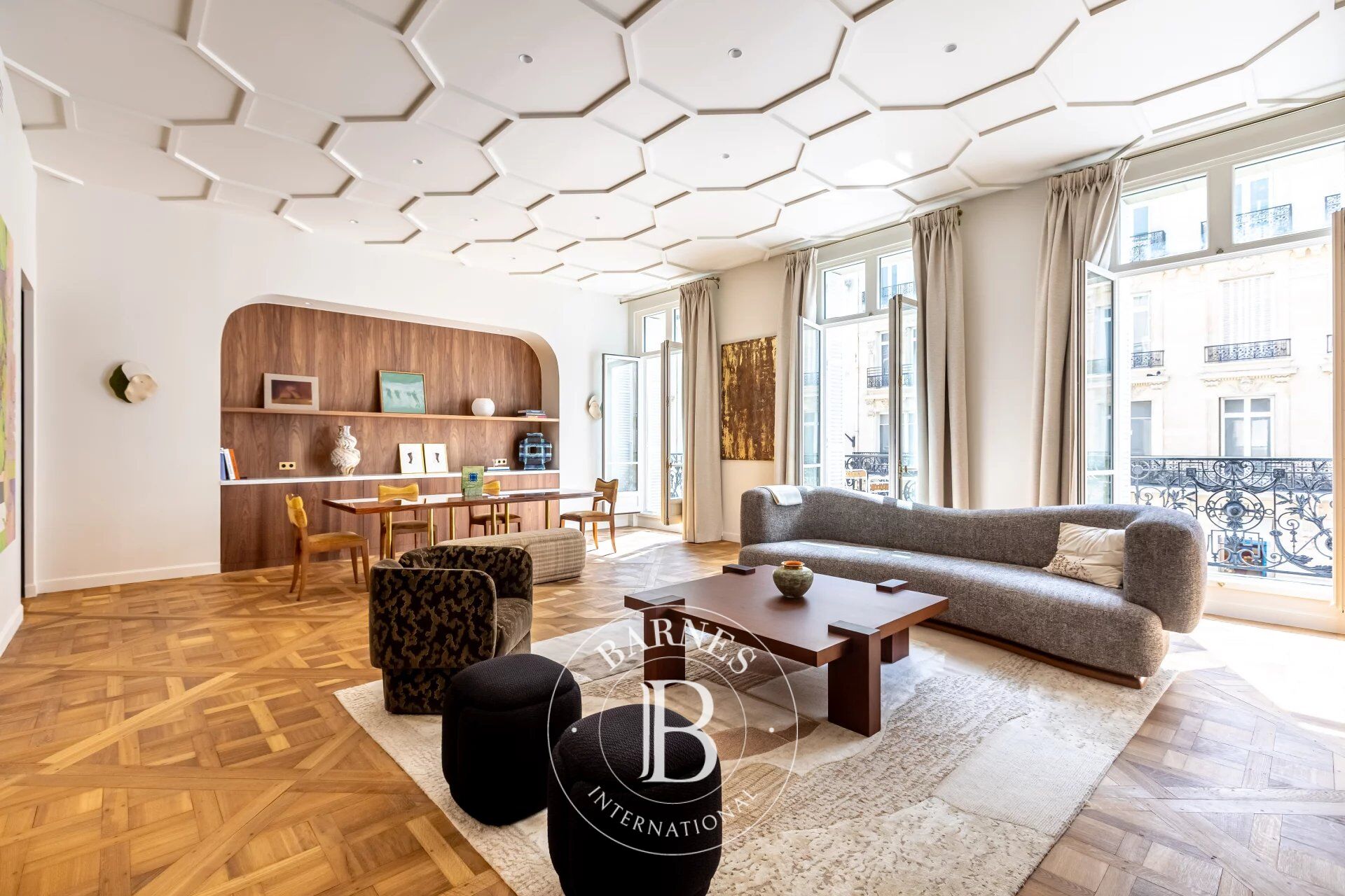 8th Arrondissement - Golden Triangle George V / François 1er - 2nd Floor with Balcony - 3 Bedrooms. - picture 1