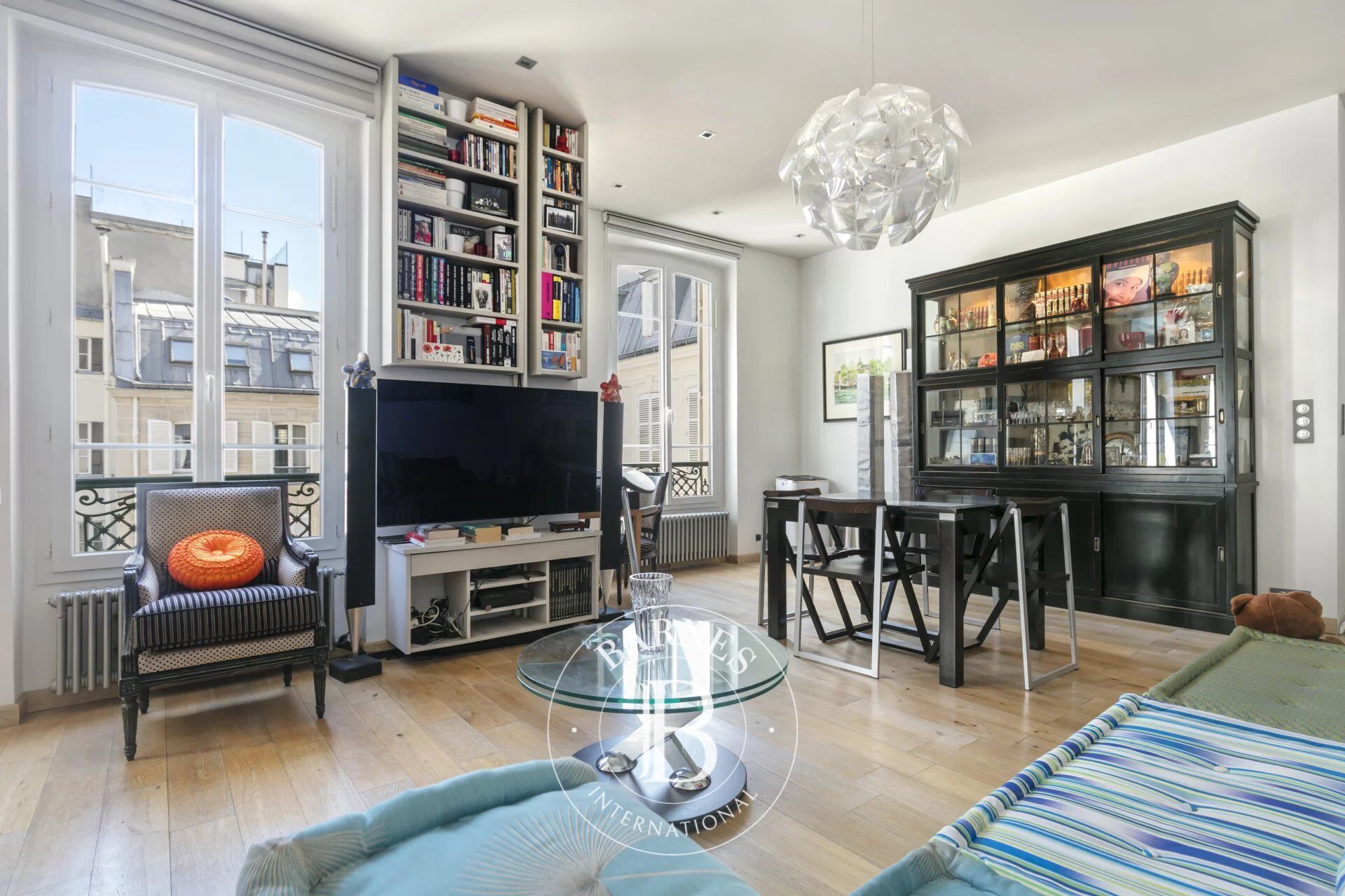 EXCLUSIVITE - Paris 8ème - Faubourg Saint-Honoré / Champs-Elysées - Appartement rénové - 2 Pièces - parking - picture 2