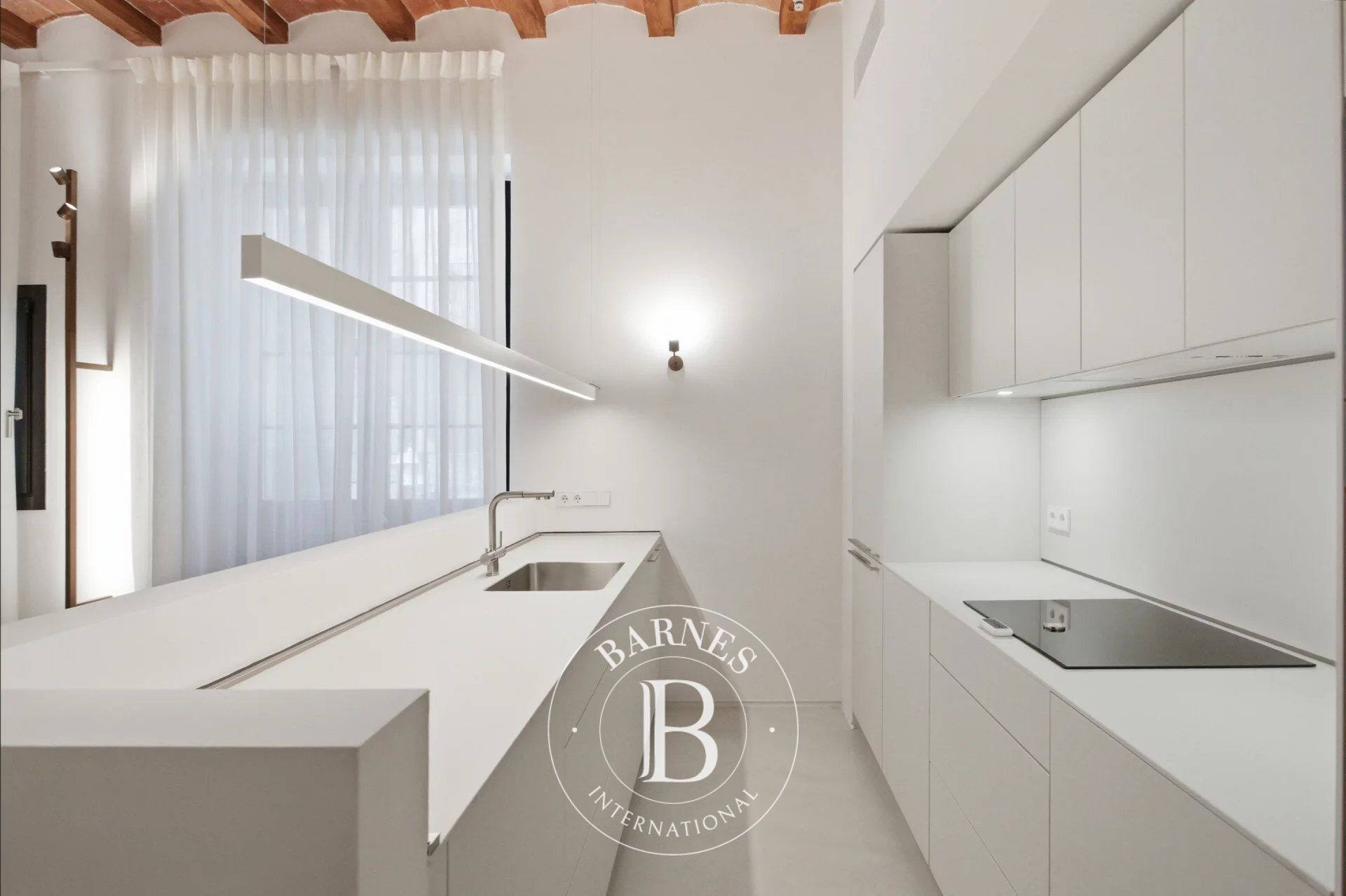 Appartement de 110 m² dans le quartier gothique avec 3 chambres, voûtes catalanes et équipements de luxe - picture 2