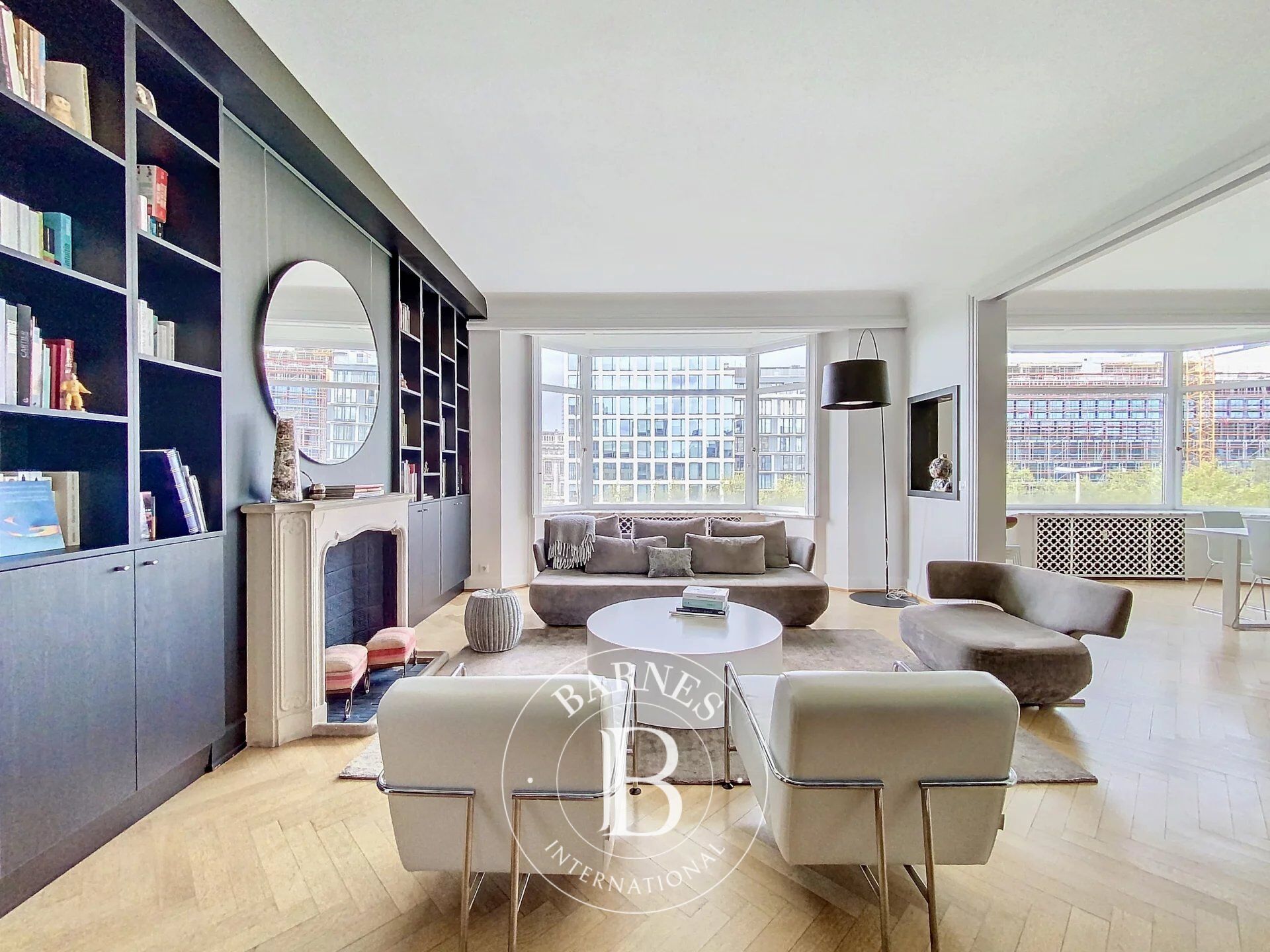 Renovated large apartment, 4 bedrooms - picture 1