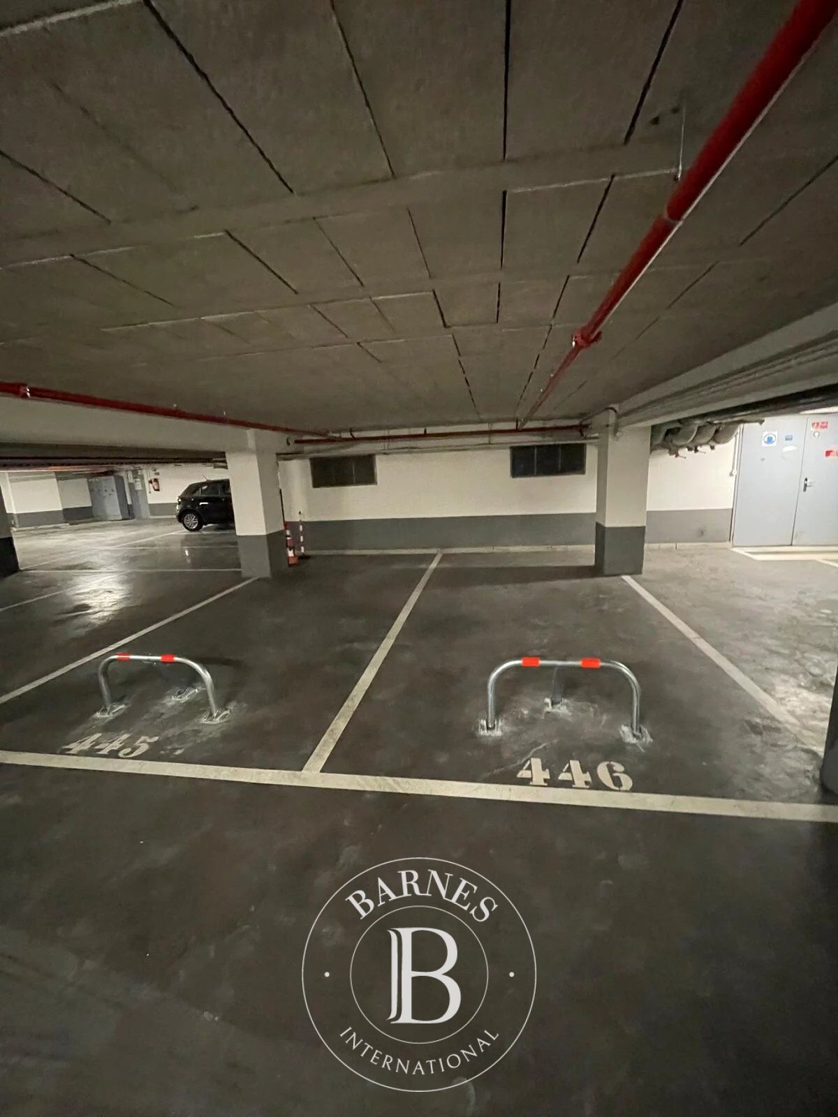 PARIS 8 - FAUBOURG SAINT-HONORE - PARKING - picture 1