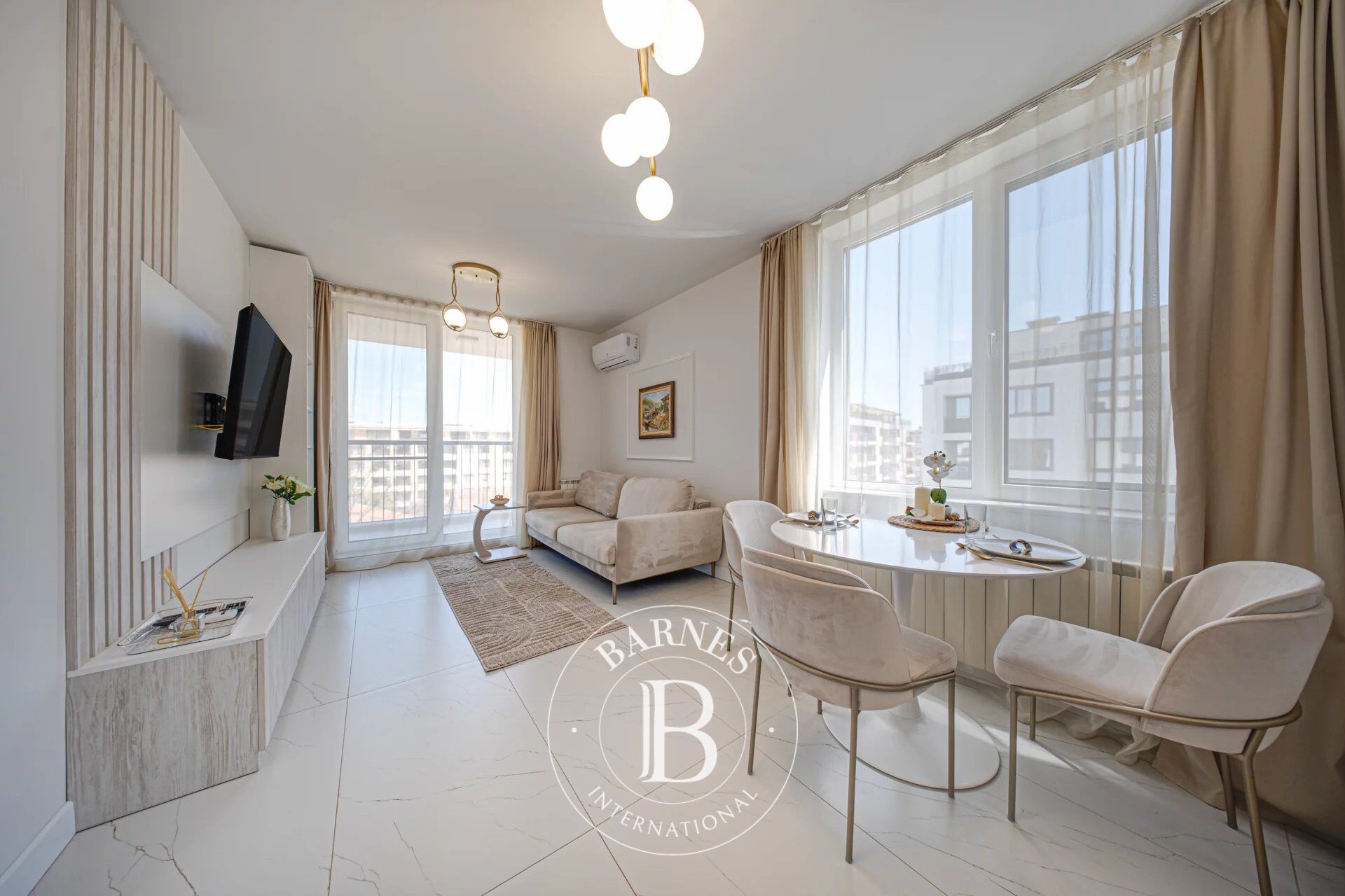 Furnished one-bedroom apartment next to the metro station - picture 1