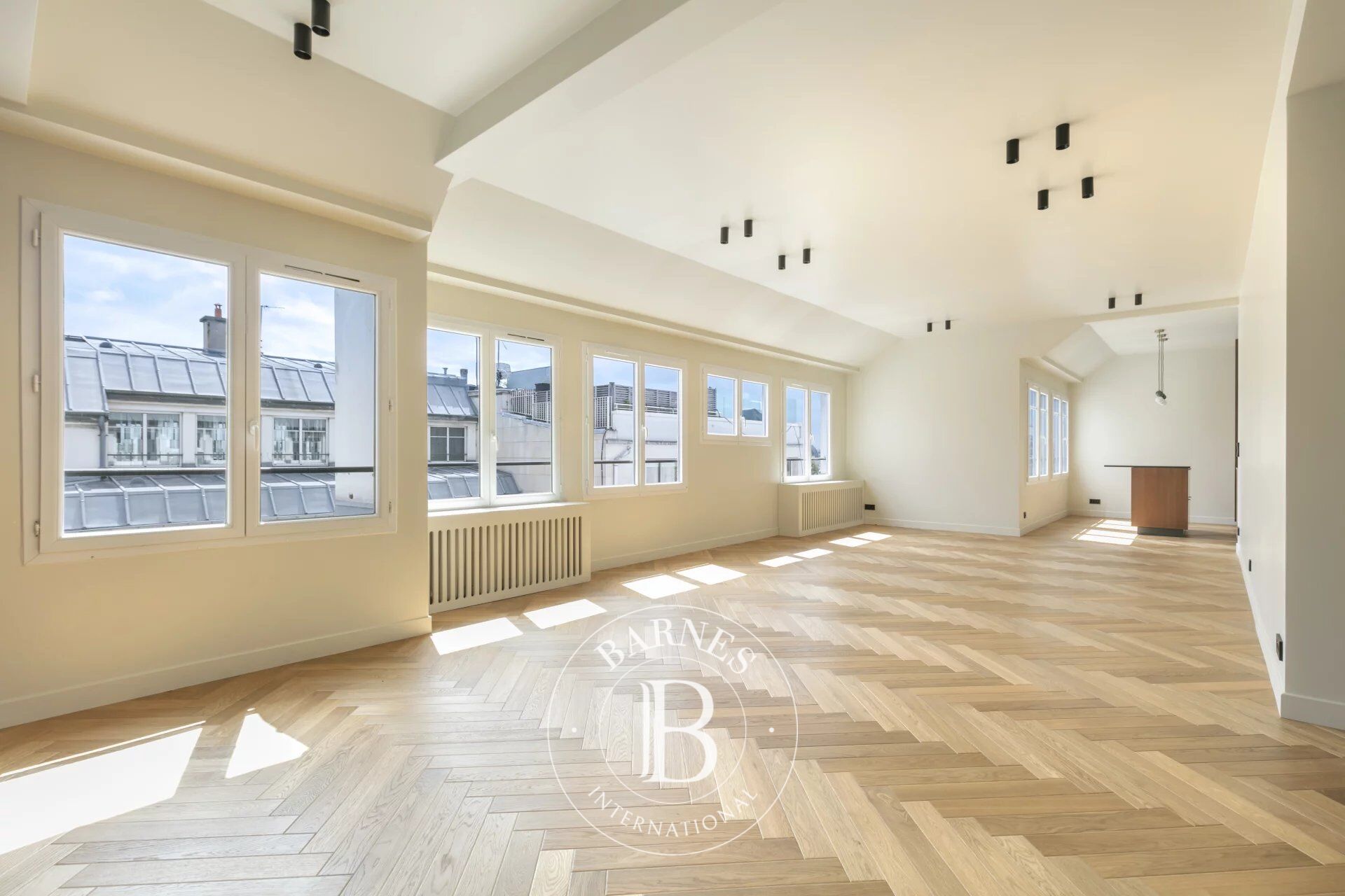 Paris 8th – Madeleine – 4-Bedroom Duplex – Top Two Floors – Monument Views - picture 3
