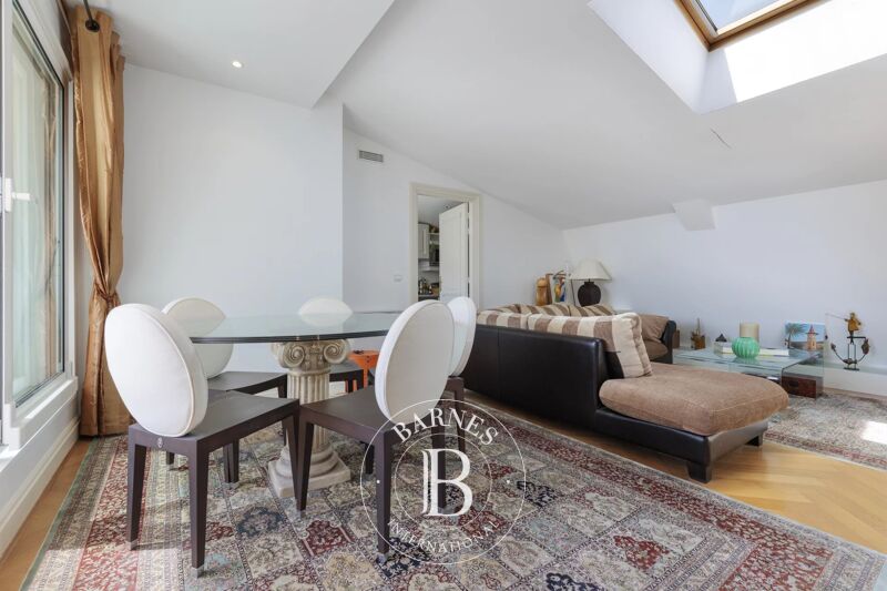 Paris 8th – Golden Triangle – Top-Floor... - picture 2