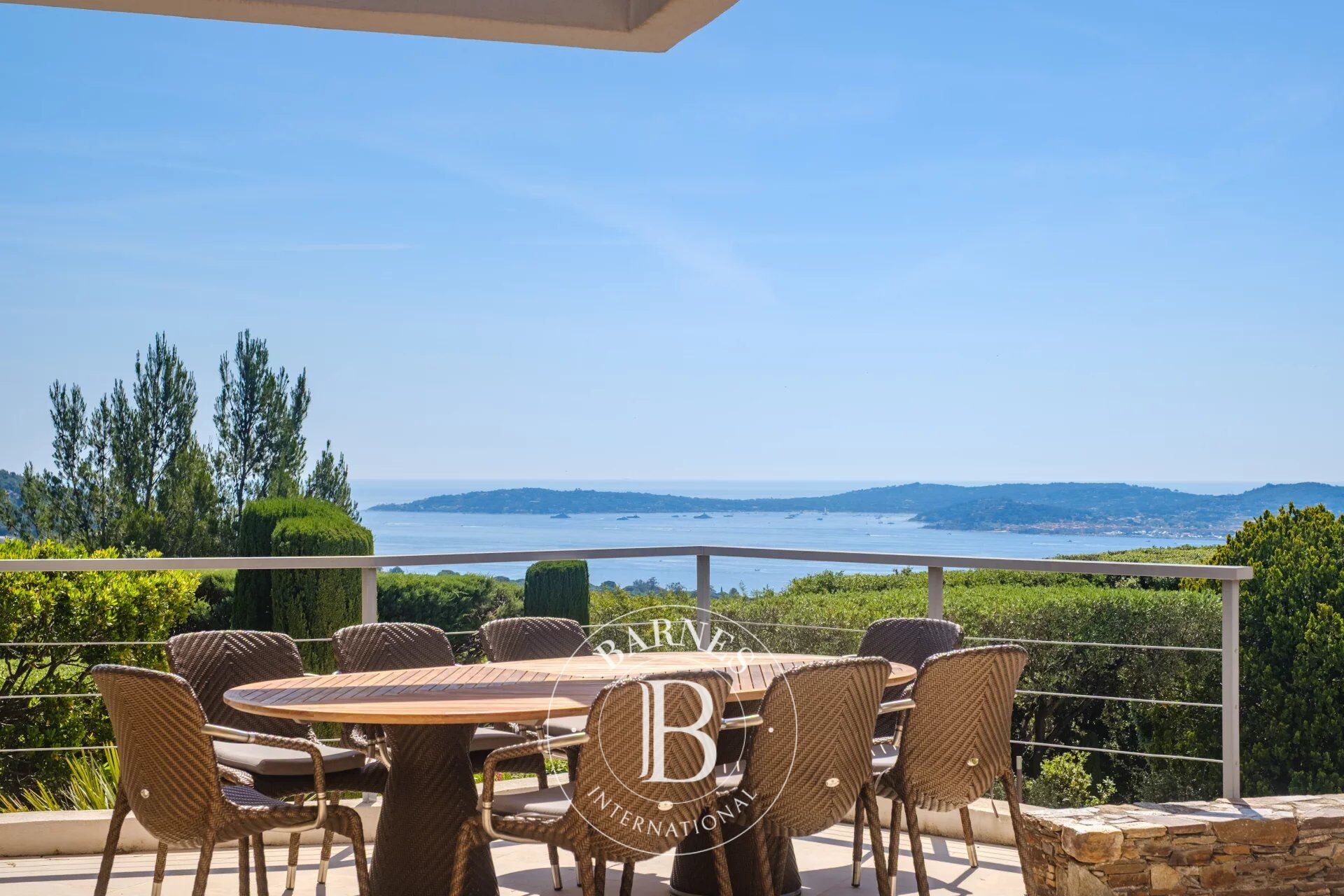 GRIMAUD – PRIVATE BEAUVALLON ESTATE Architect-Designed Villa with Panoramic Sea Views over Saint-Tropez - picture 2