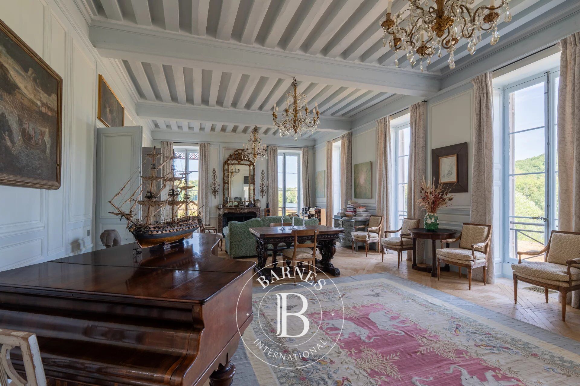 Fontainebleau – Château and Estate Buildings – 30 Hectares – Exceptional Views - picture 3