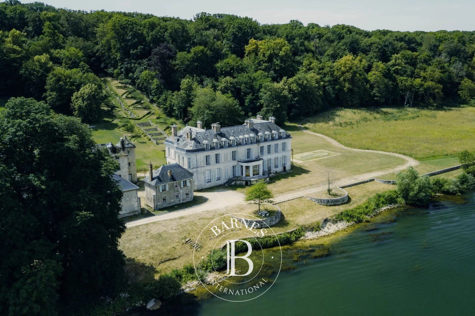 Fontainebleau – Château and Estate Buildings – 30 Hectares – Exceptional Views - picture 1