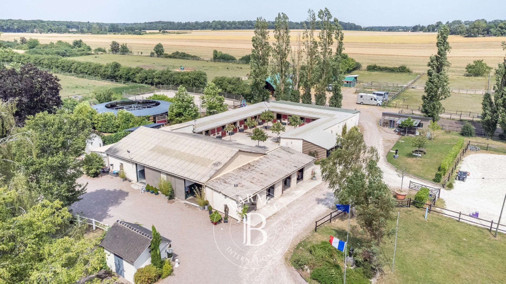 Just outside Paris - Equestrian estate spanning more than 8 hectares - picture 3