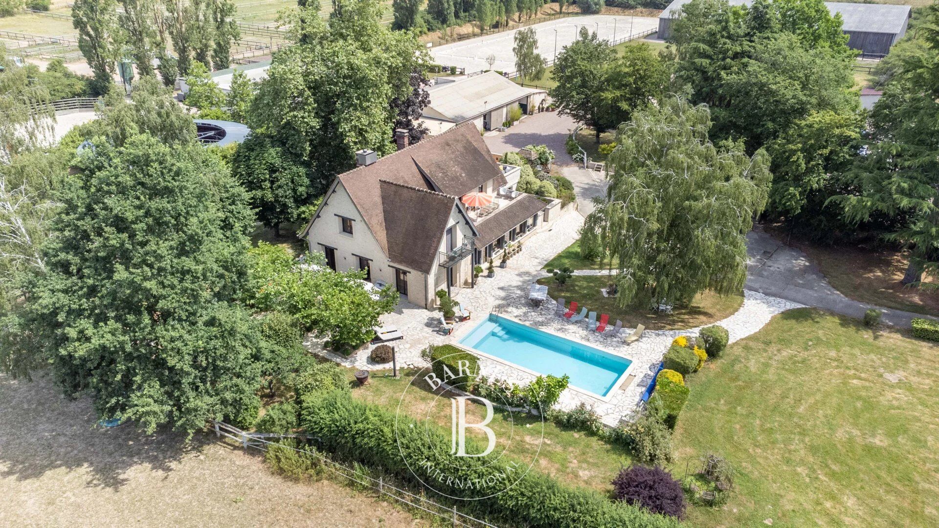 Just outside Paris - Equestrian estate spanning more than 8 hectares - picture 2